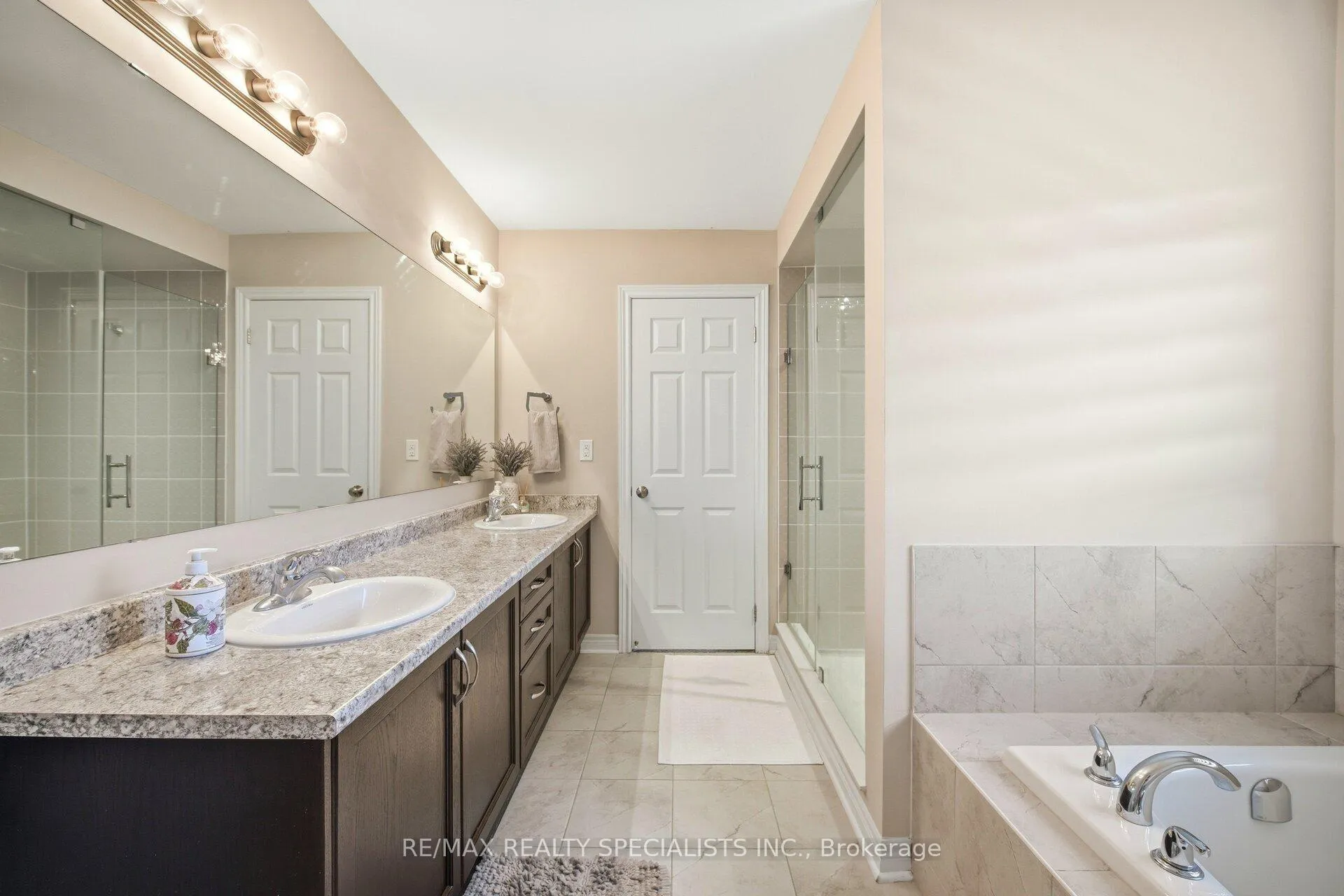 Photo 33 of 4 Oldham Avenue, Brant, Paris — HOMEH