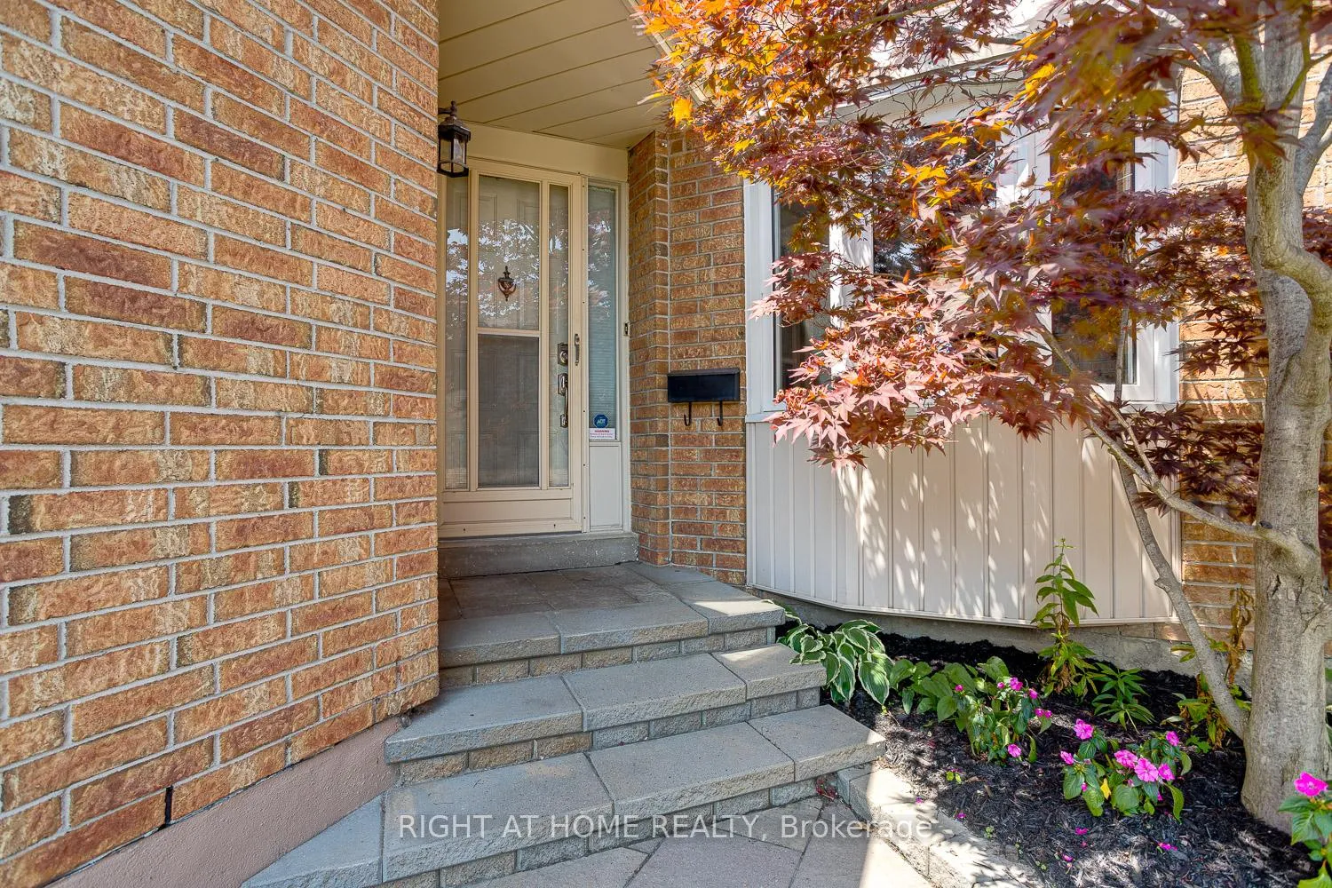 Photo 3 of 606 Chiron Crescent, Pickering, Amberlea — HOMEH