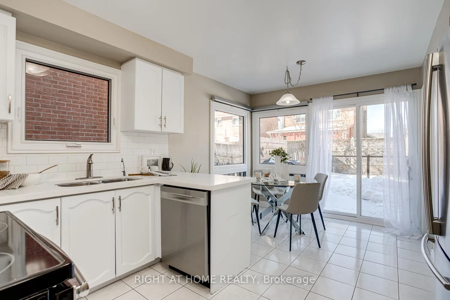Photo 10 of 606 Chiron Crescent, Pickering, Amberlea — HOMEH
