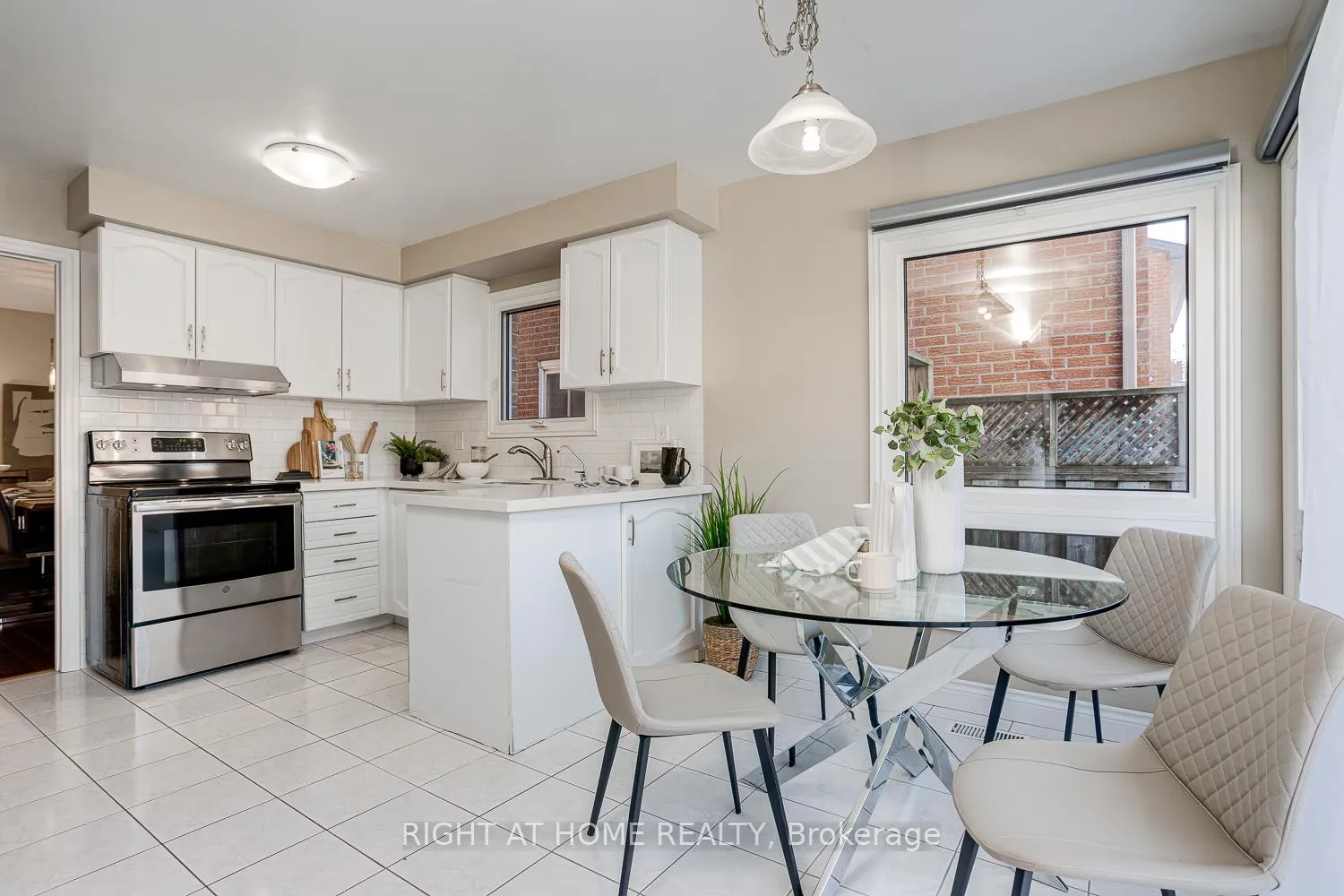 Photo 11 of 606 Chiron Crescent, Pickering, Amberlea — HOMEH