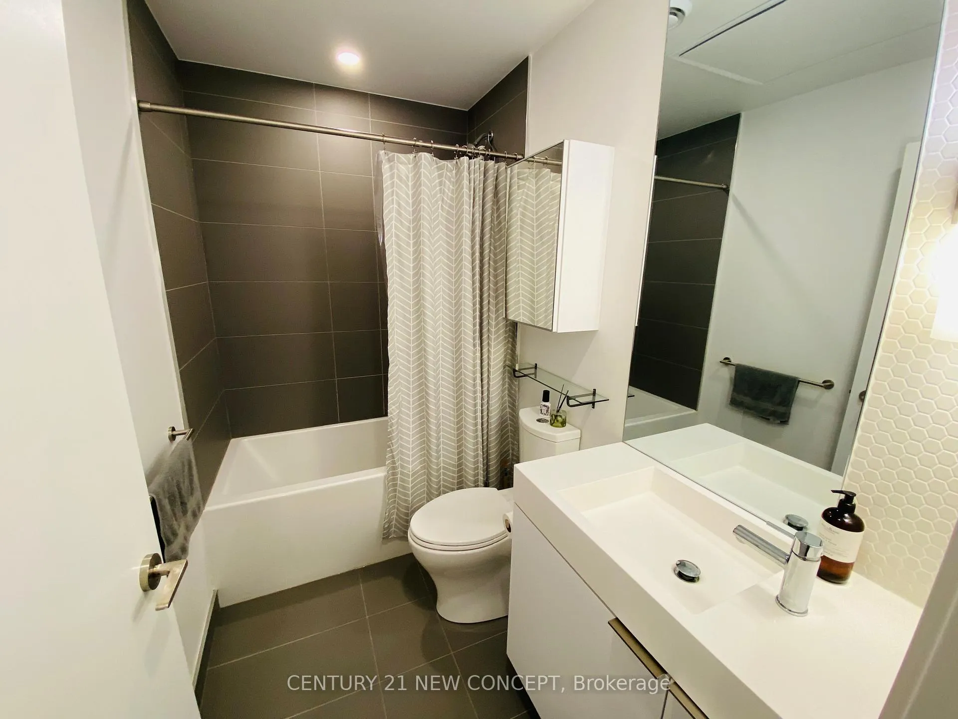 Photo 4 of Unit 901, 33 Helendale Avenue, Toronto, Yonge-Eglinton — HOMEH