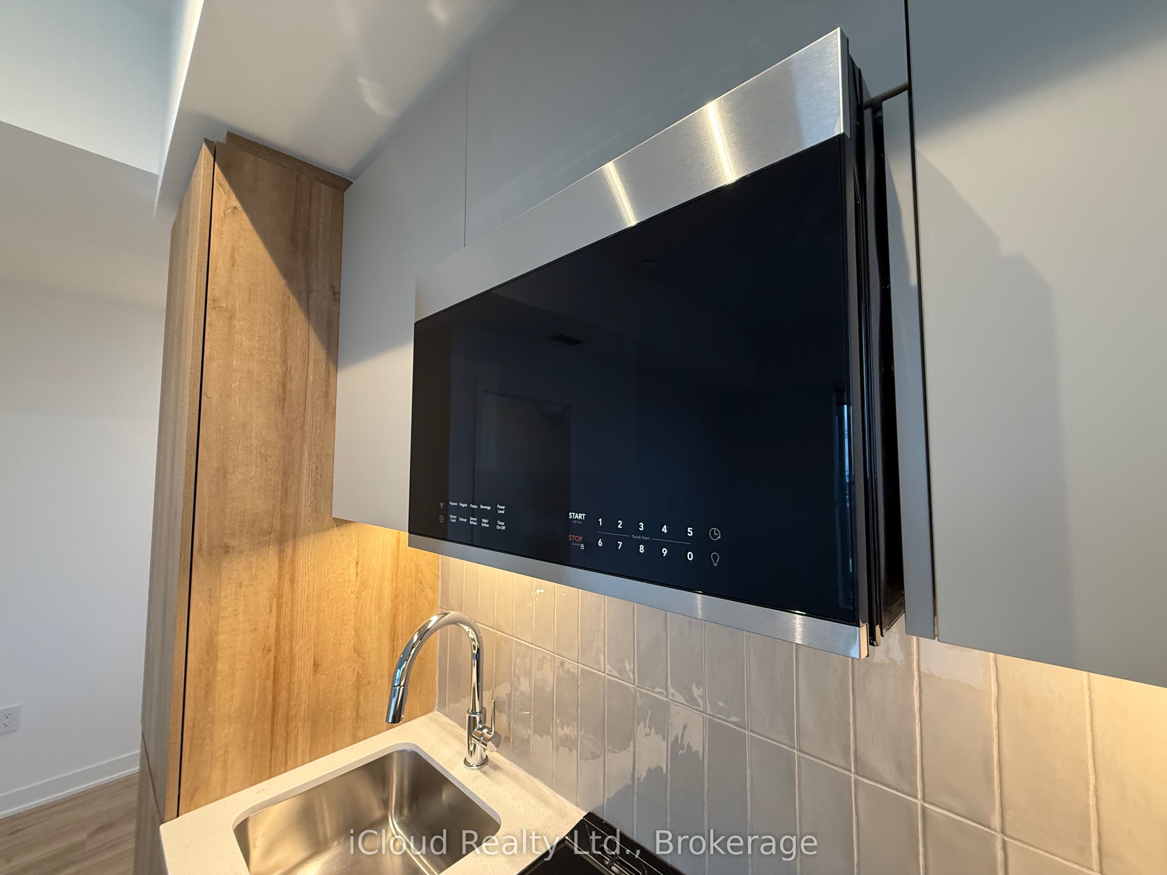 Photo 6 of Unit 405, 10 All Nations Drive, Brampton, Northwest Brampton — HOMEH