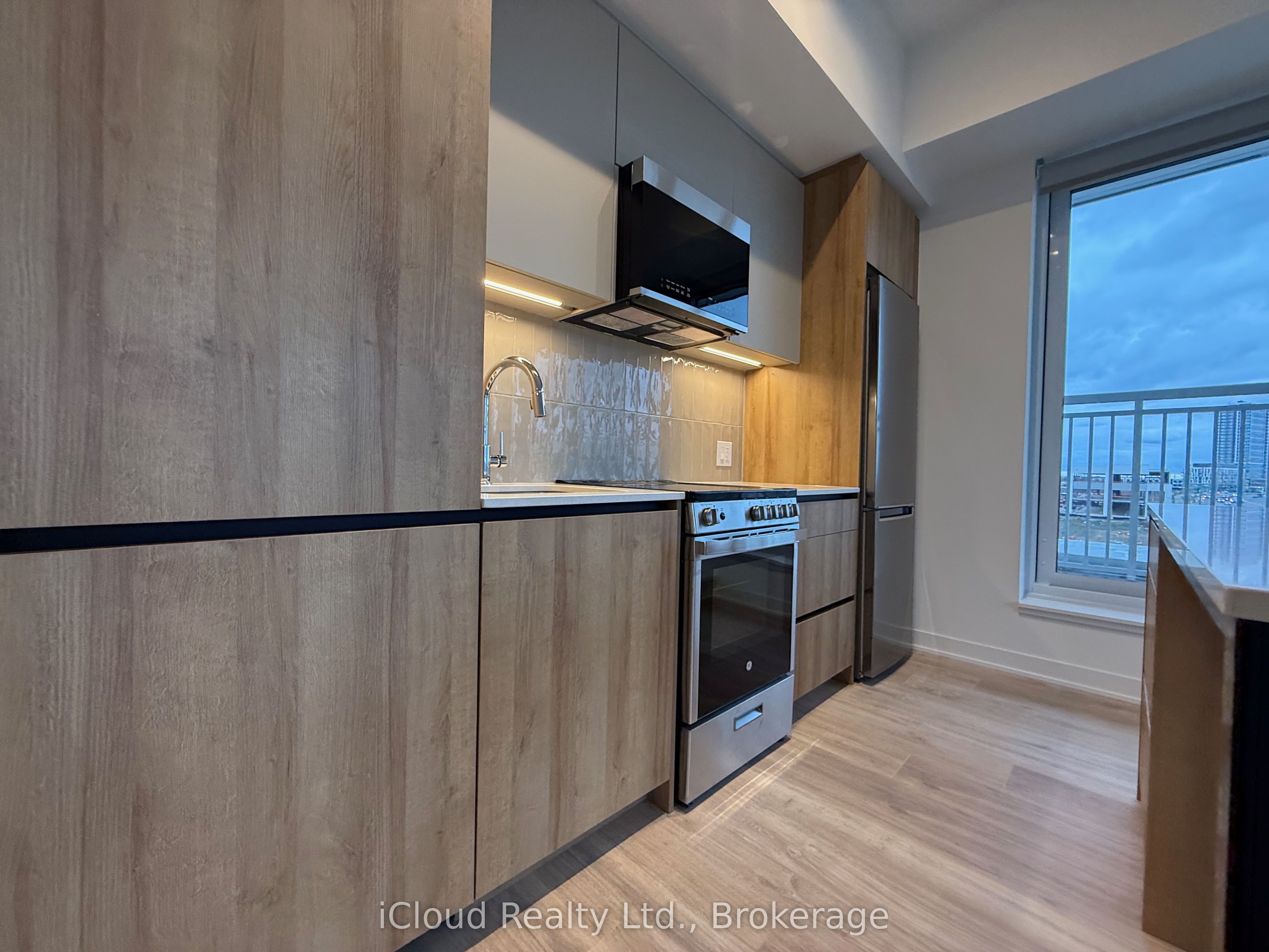 Photo 4 of Unit 405, 10 All Nations Drive, Brampton, Northwest Brampton — HOMEH