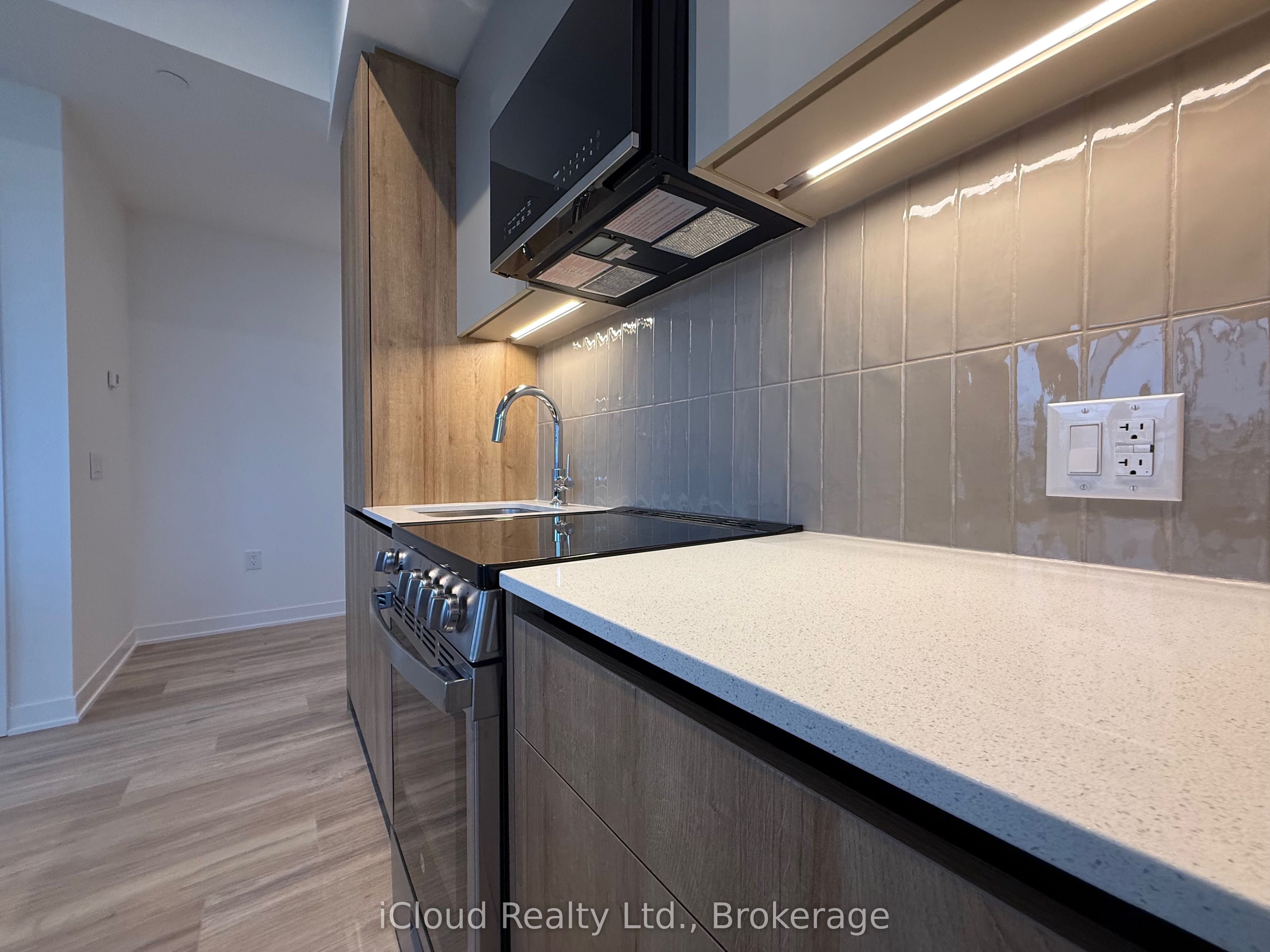 Photo 7 of Unit 405, 10 All Nations Drive, Brampton, Northwest Brampton — HOMEH