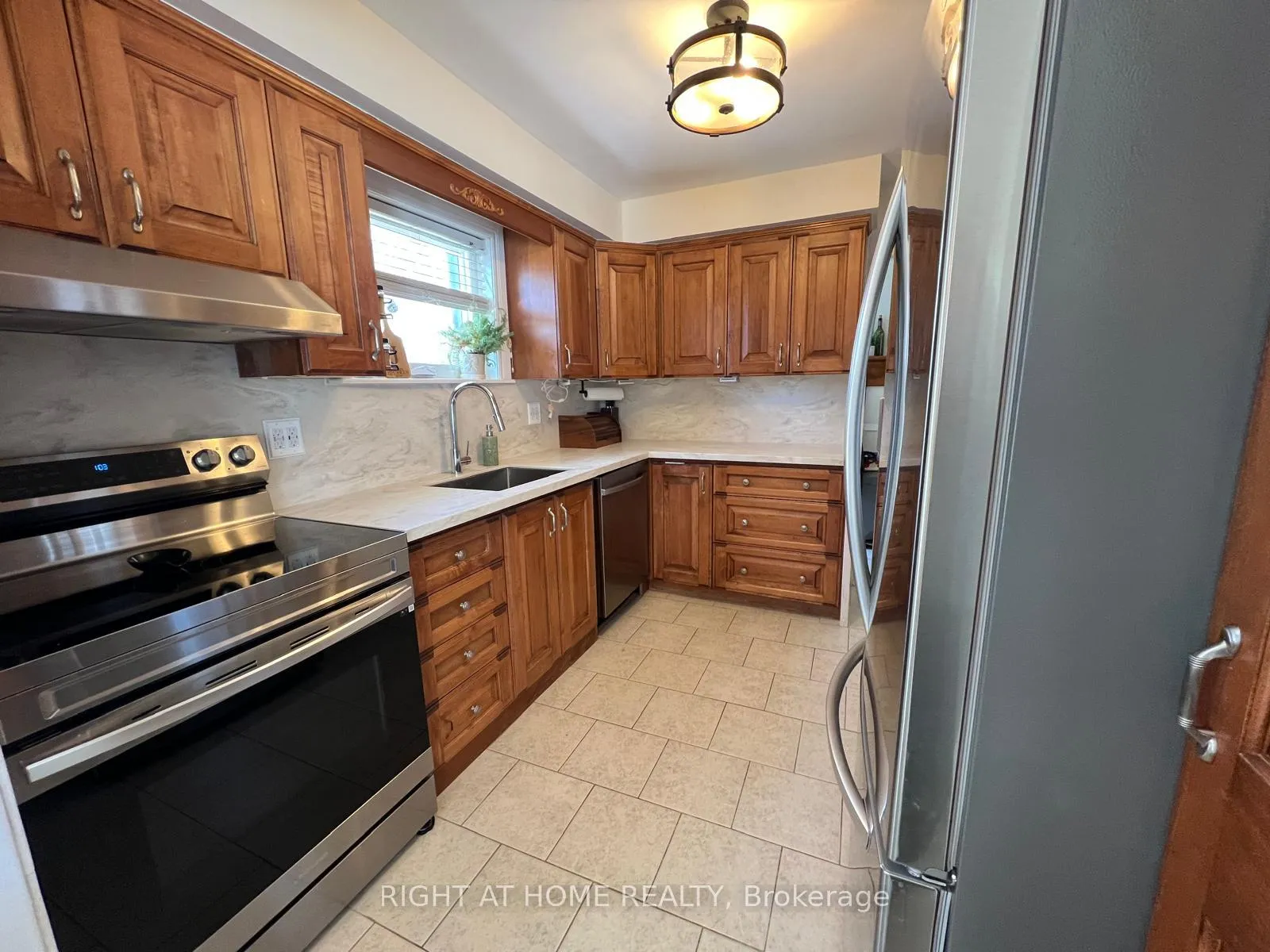 Photo 7 of 45 Newstead Crescent, Brampton, Madoc — HOMEH