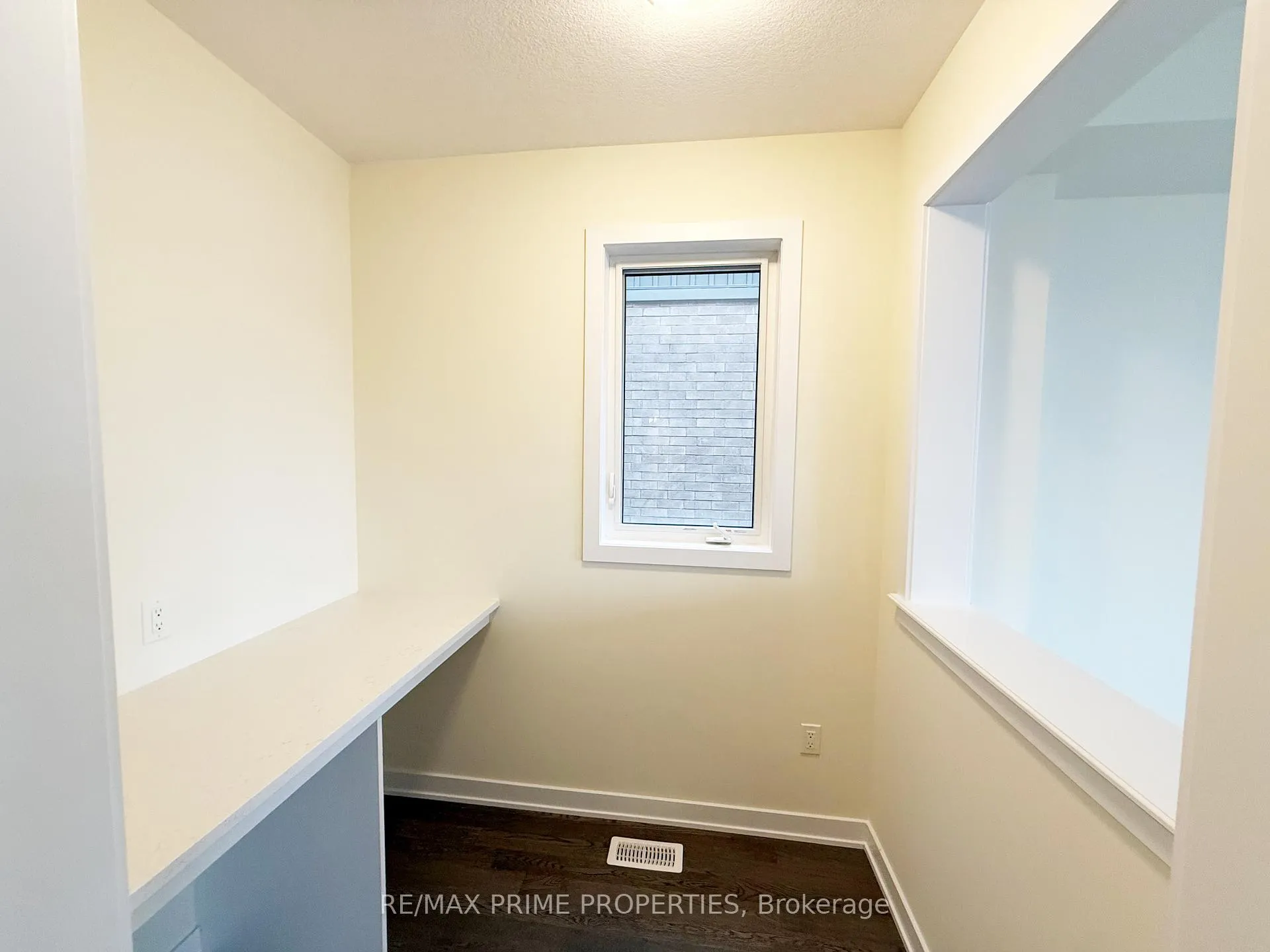 Photo 9 of 27 Starboard Crescent, Welland, Dain City — HOMEH