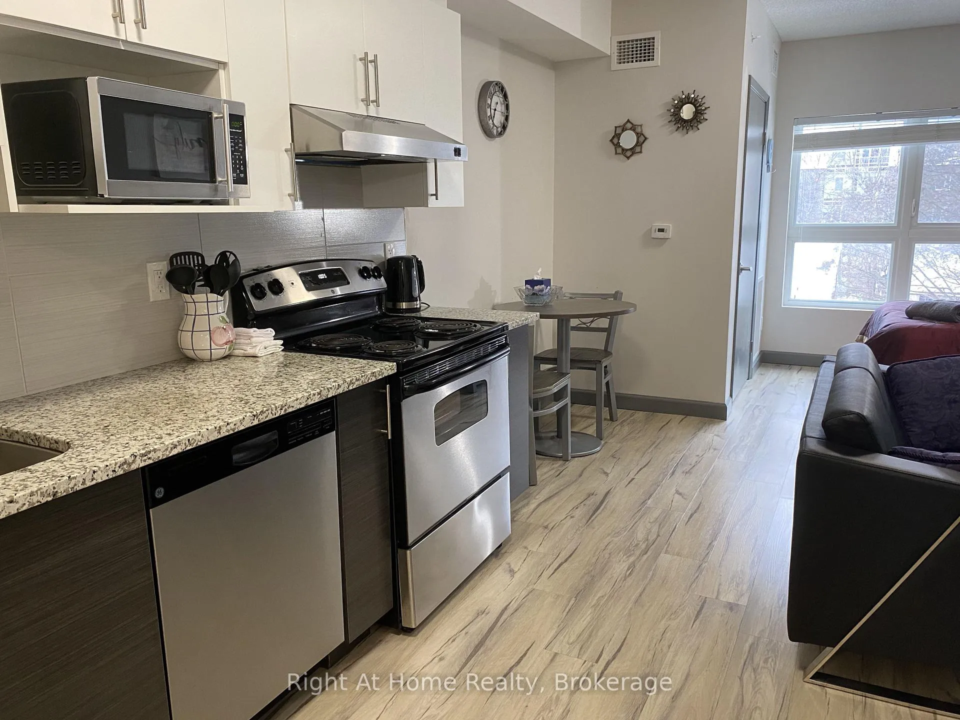 Photo 2 of Unit 1710, 258A Sunview Street, Waterloo, Beechwood/University — HOMEH