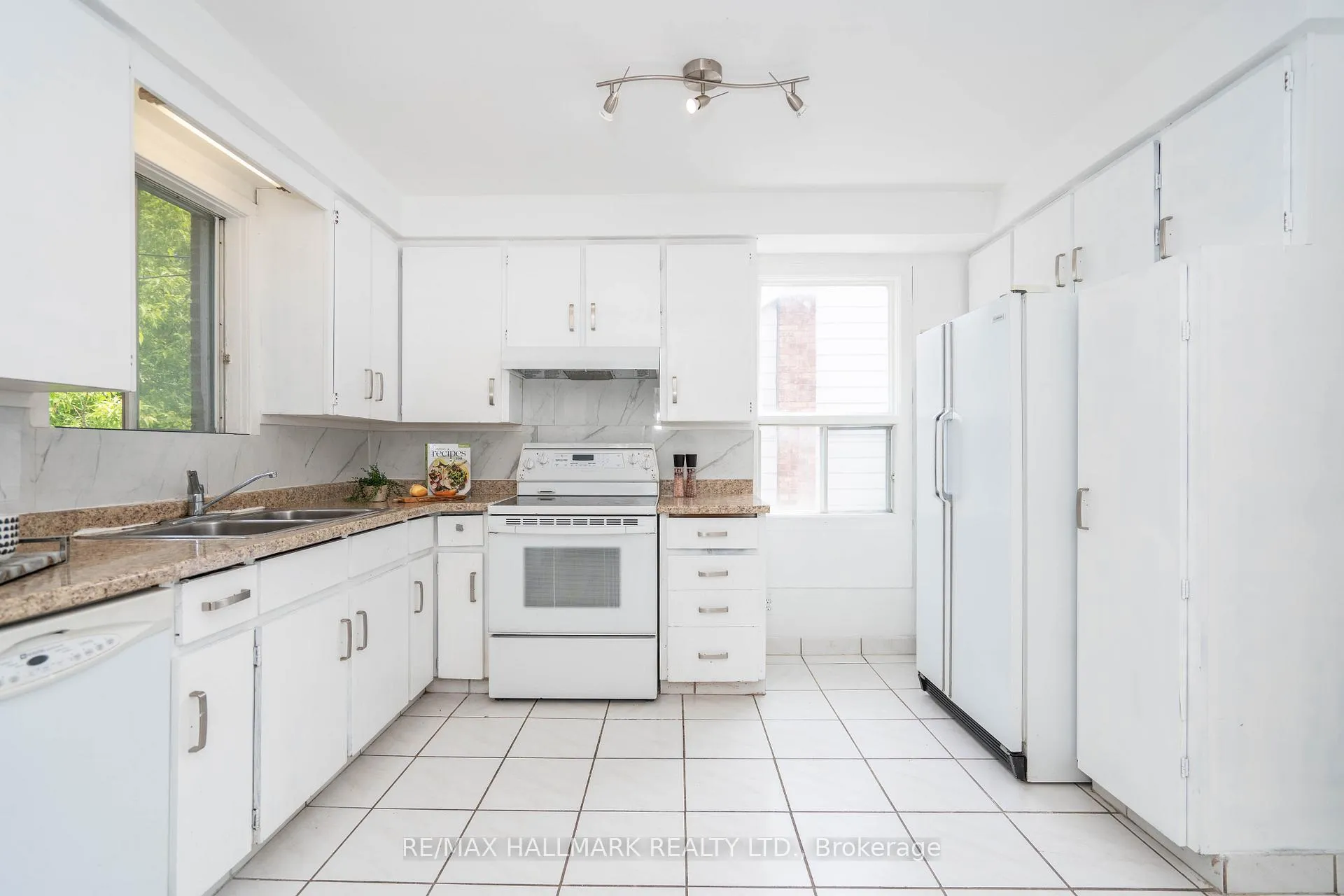 Photo 16 of 104 Highland Park Boulevard, Markham, Grandview — HOMEH