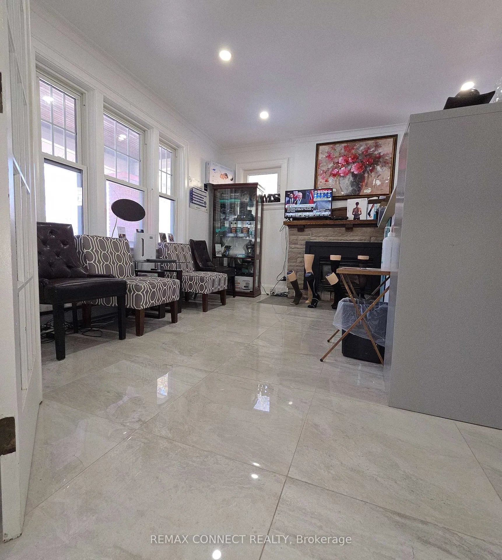 Photo 10 of 613 Brock Street S, Whitby, Downtown Whitby — HOMEH
