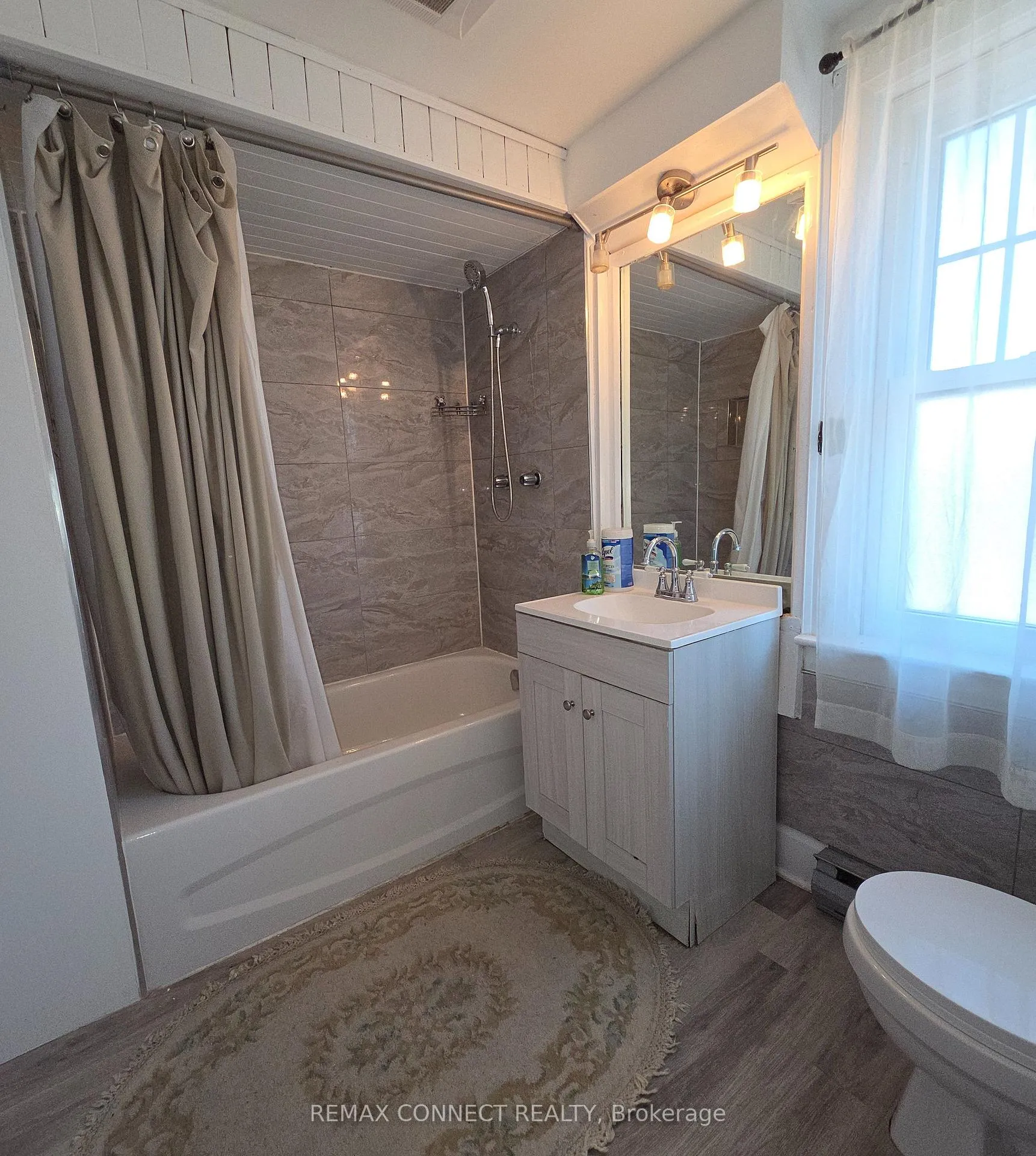 Photo 25 of 613 Brock Street S, Whitby, Downtown Whitby — HOMEH