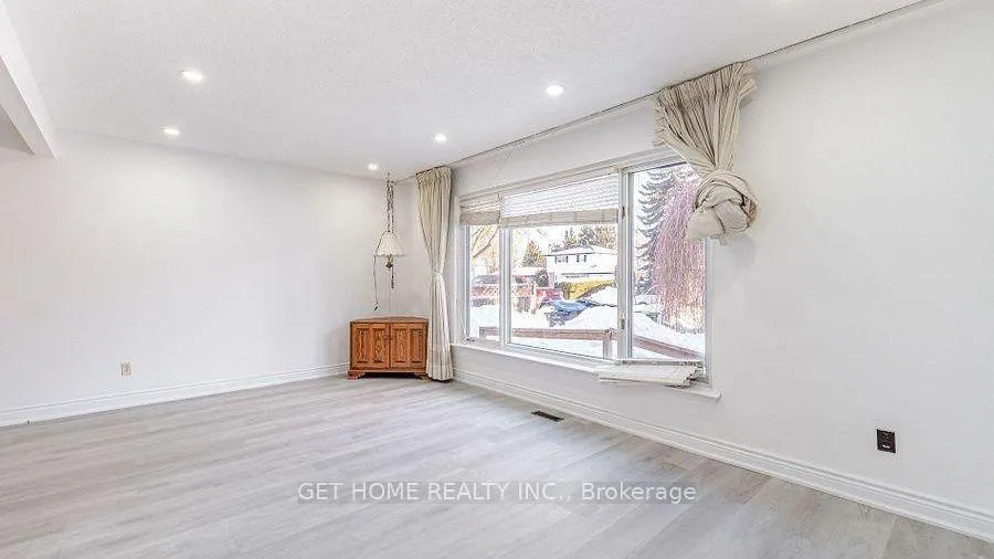 Photo 5 of 38 Dunblaine Crescent, Brampton, Southgate — HOMEH