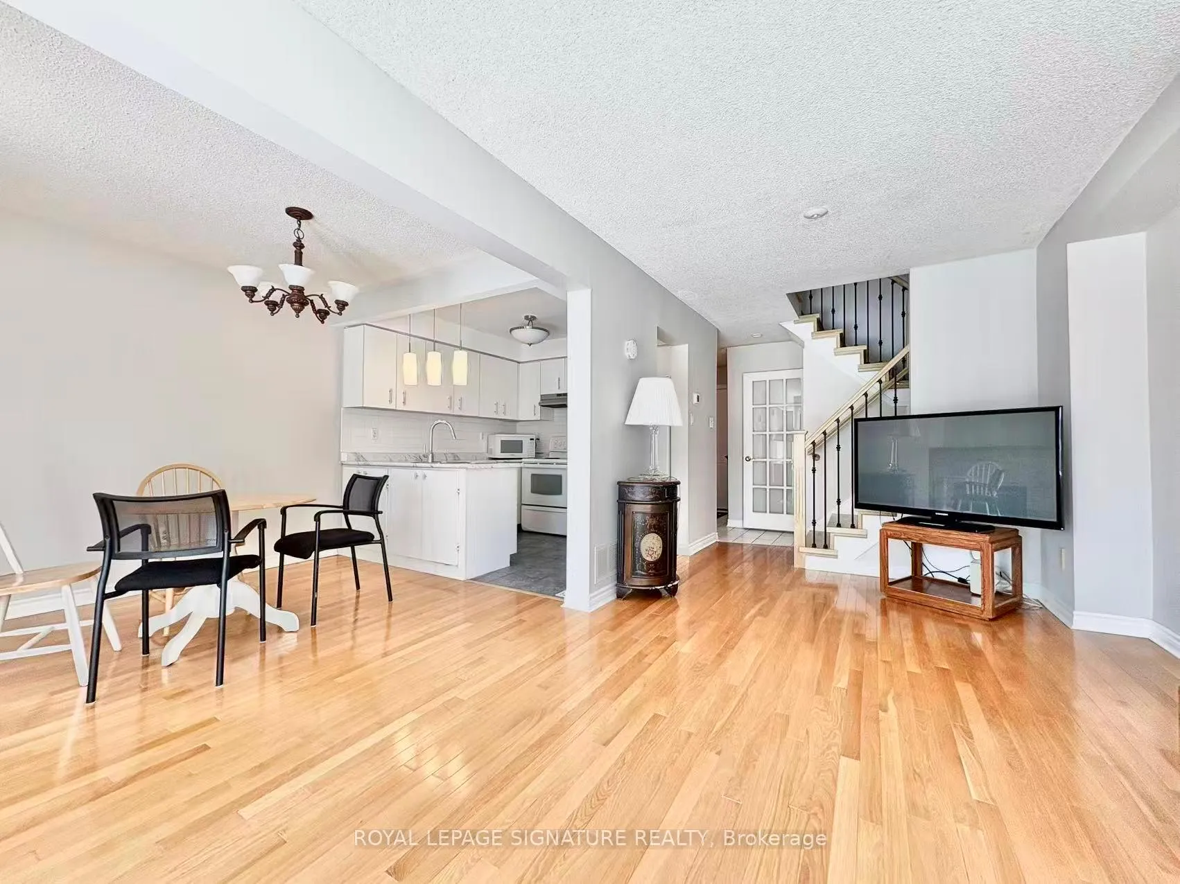 Photo 2 of 7 Farnham Drive, Brampton, Northwood Park — HOMEH