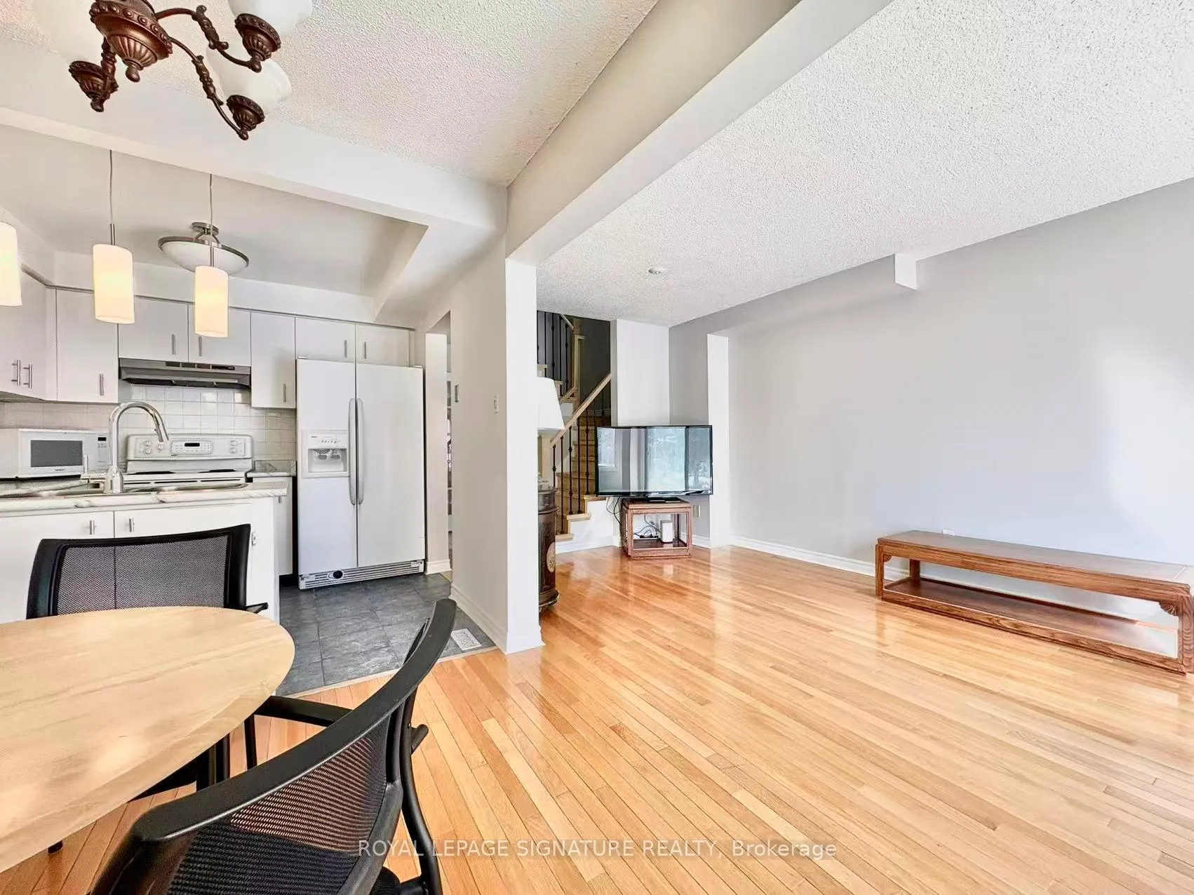 Photo 3 of 7 Farnham Drive, Brampton, Northwood Park — HOMEH