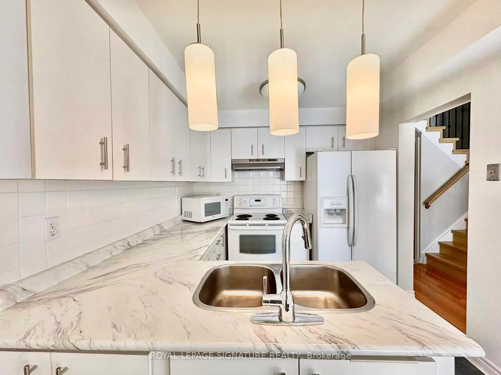 Photo 5 of 7 Farnham Drive, Brampton, Northwood Park — HOMEH