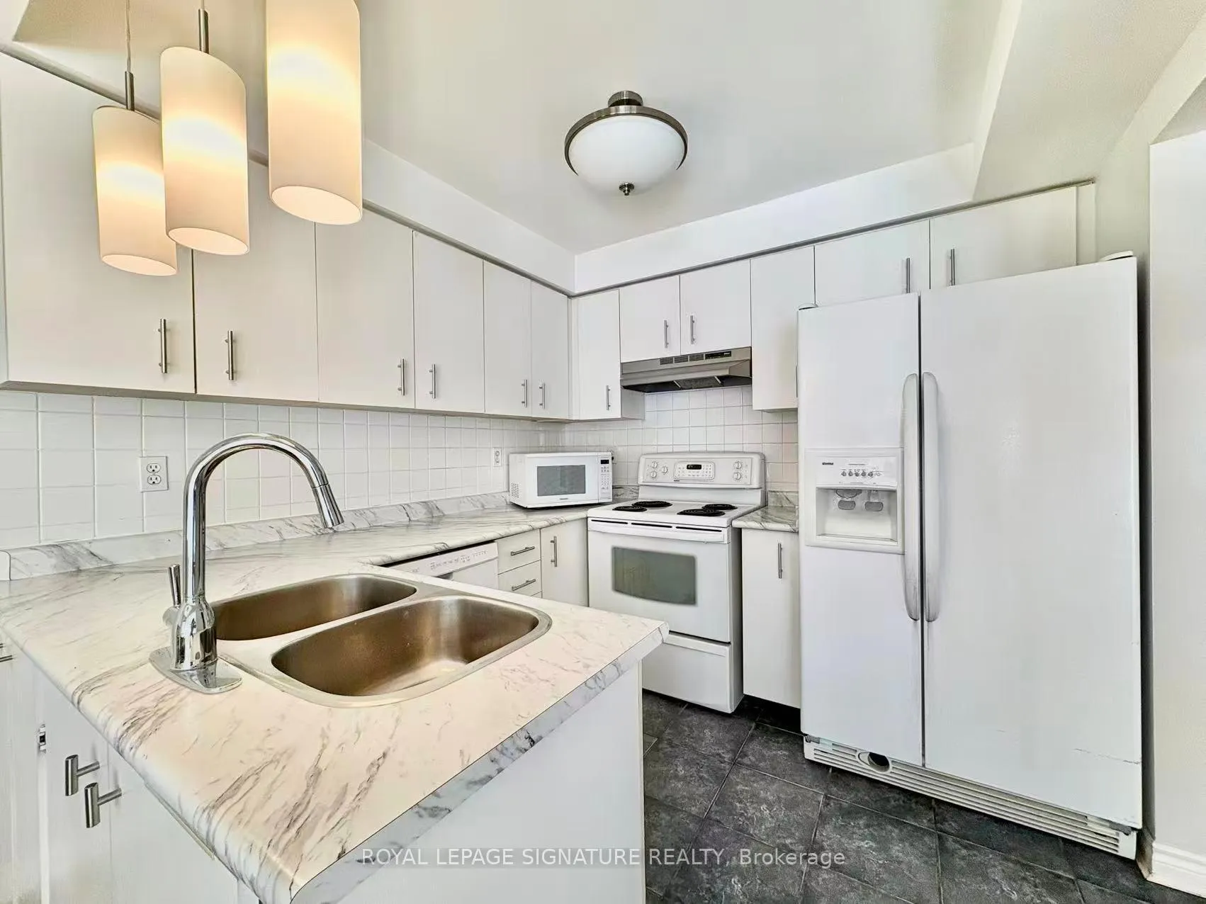 Photo 6 of 7 Farnham Drive, Brampton, Northwood Park — HOMEH