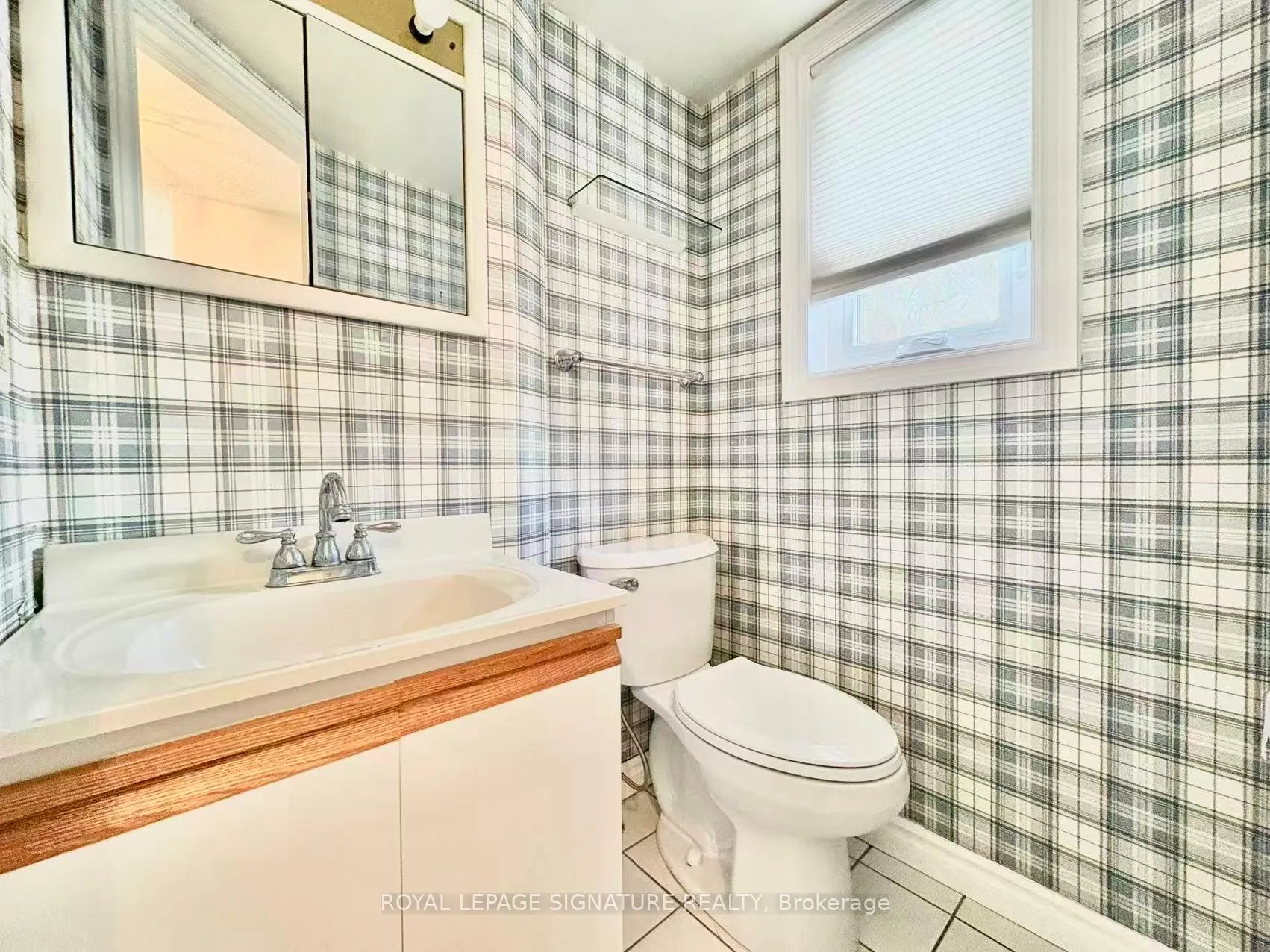 Photo 13 of 7 Farnham Drive, Brampton, Northwood Park — HOMEH