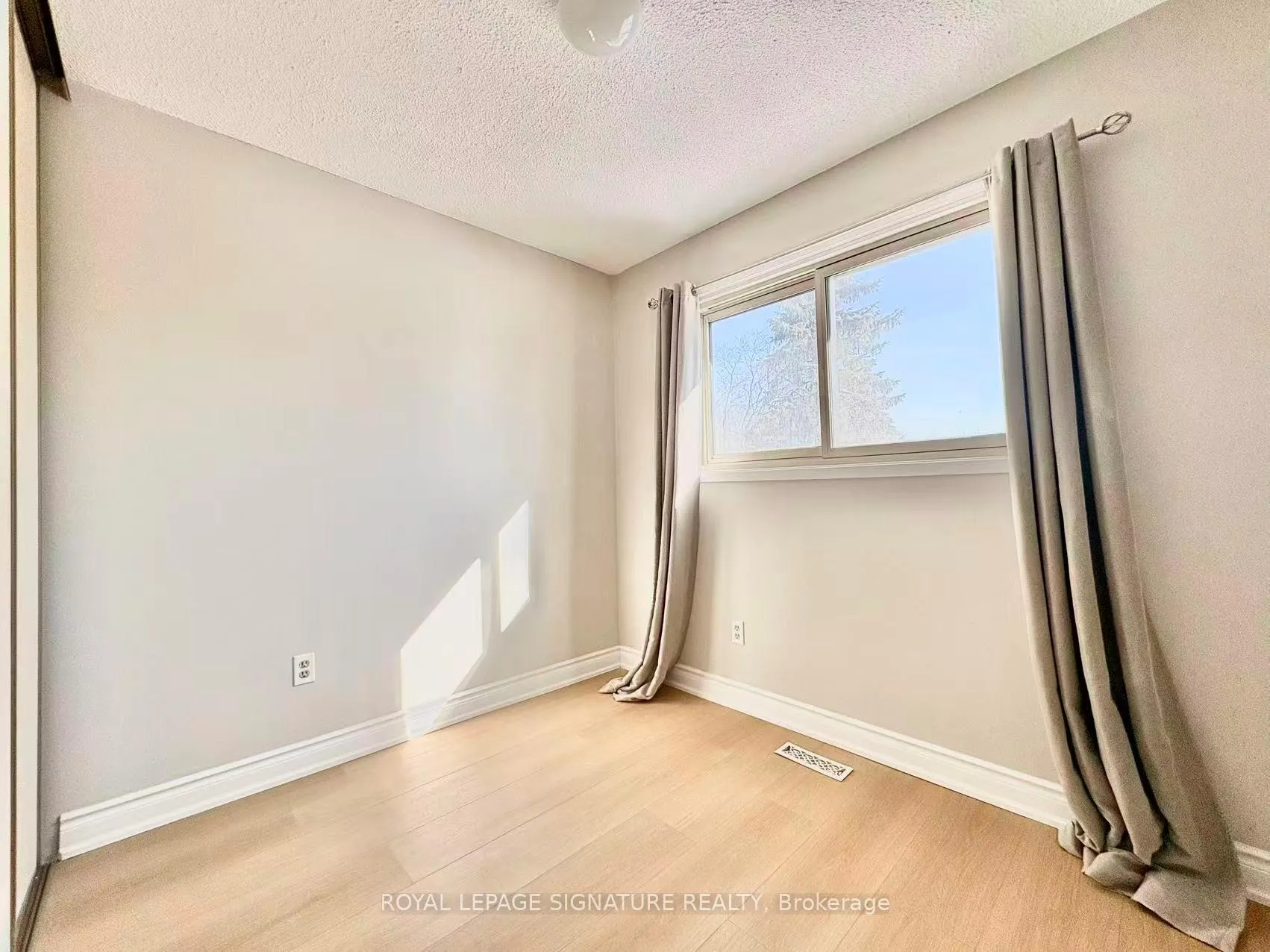 Photo 14 of 7 Farnham Drive, Brampton, Northwood Park — HOMEH