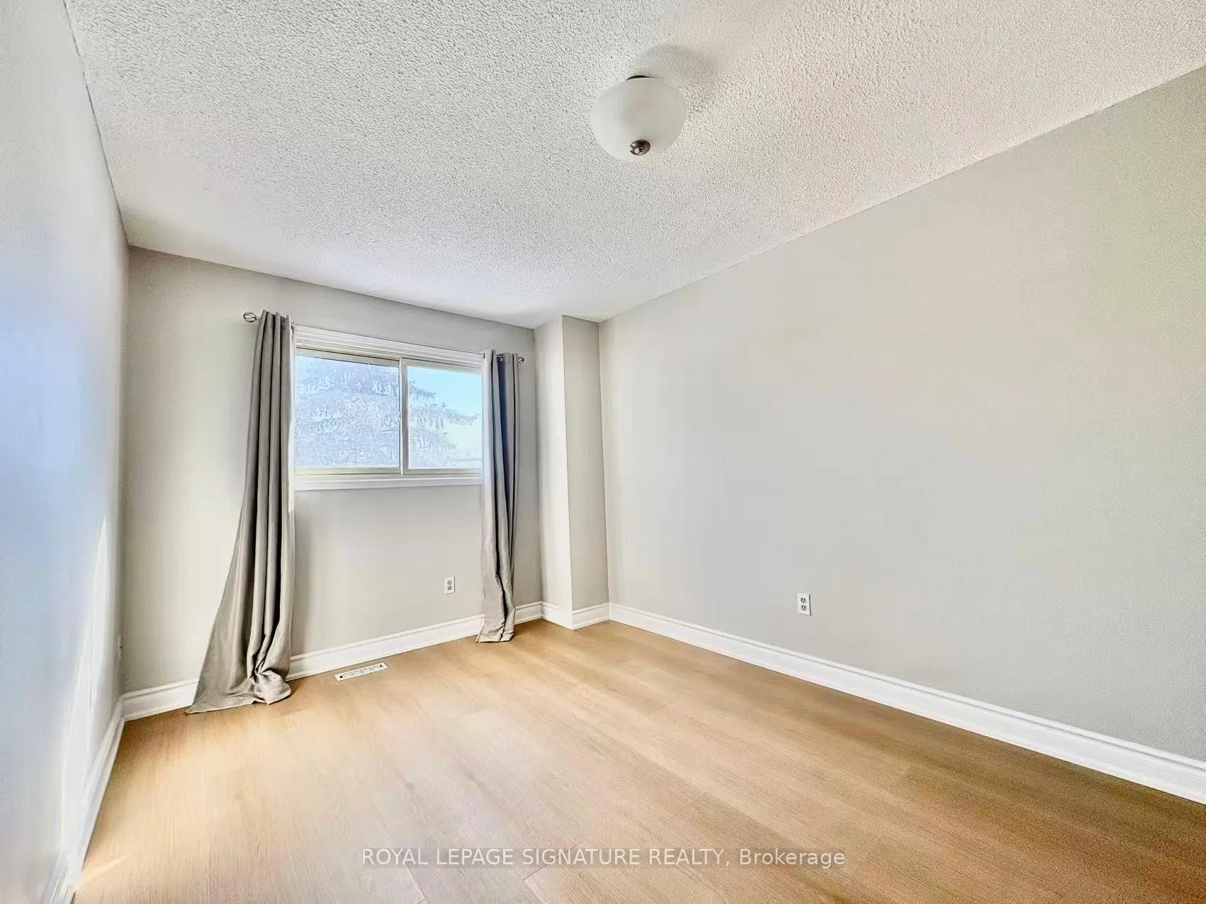 Photo 15 of 7 Farnham Drive, Brampton, Northwood Park — HOMEH
