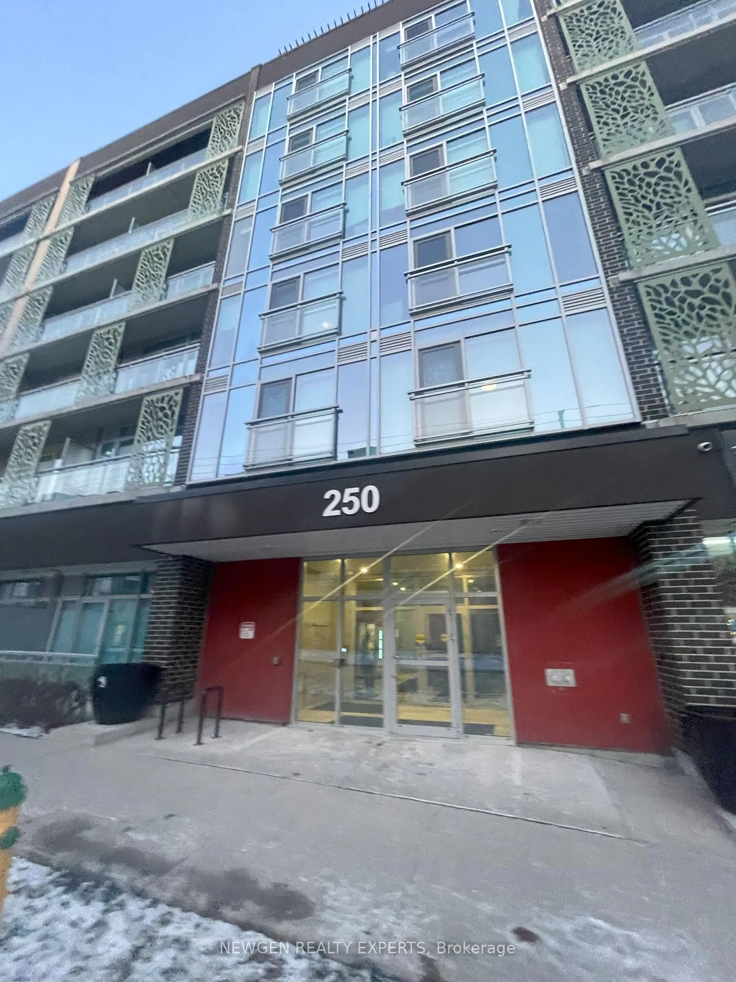 Front of Unit 720, 250 Albert Street