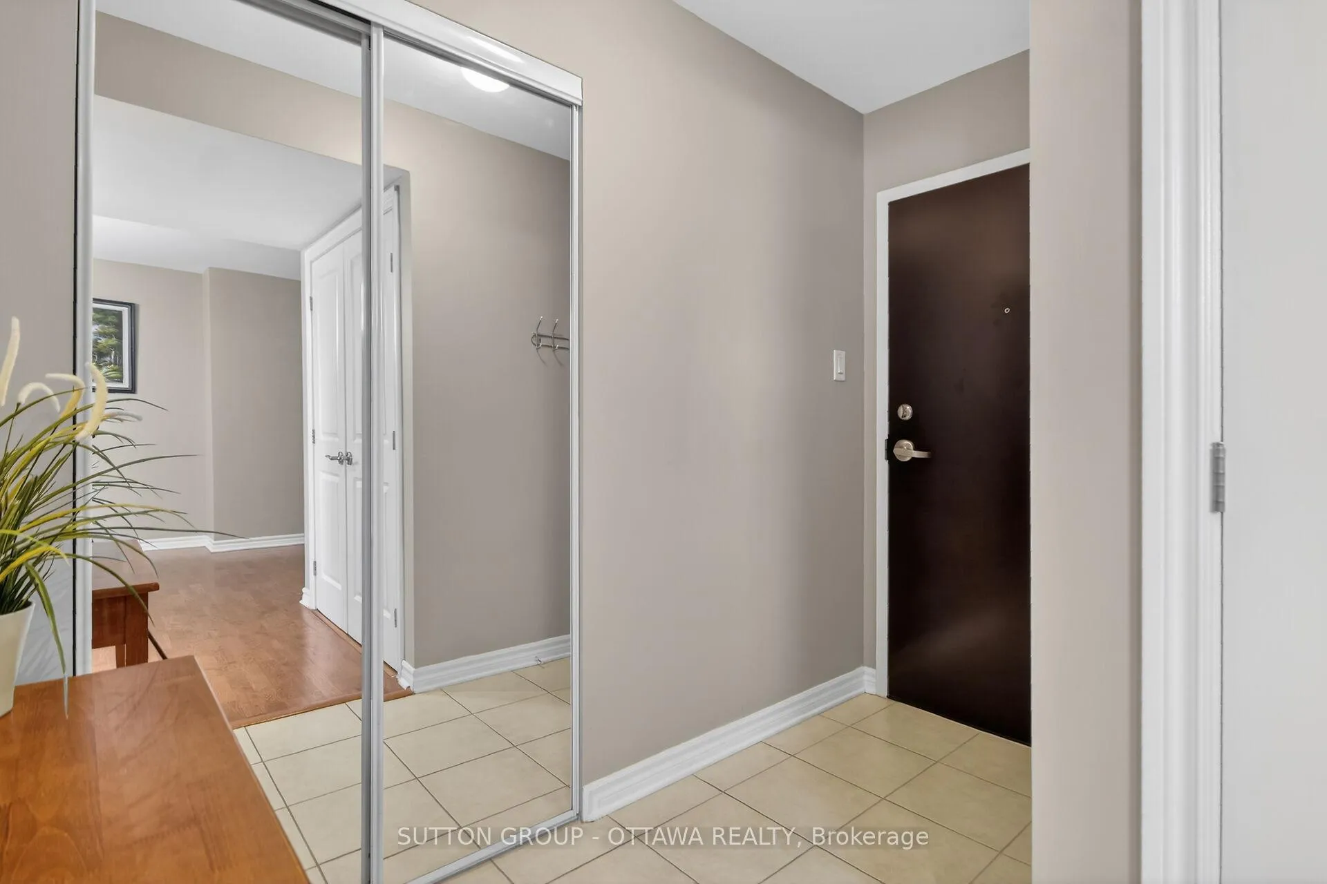 Photo 4 of Unit 507, 314 Central Park Drive, Ottawa, Central Park — HOMEH