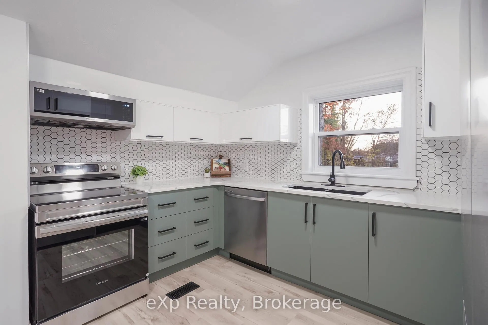 Photo 20 of 385 Elm Street W, Chatham-Kent, Bothwell — HOMEH