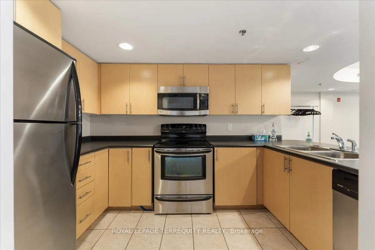 Photo 4 of Unit 402, 3070 Rotary Way, Burlington, Alton — HOMEH