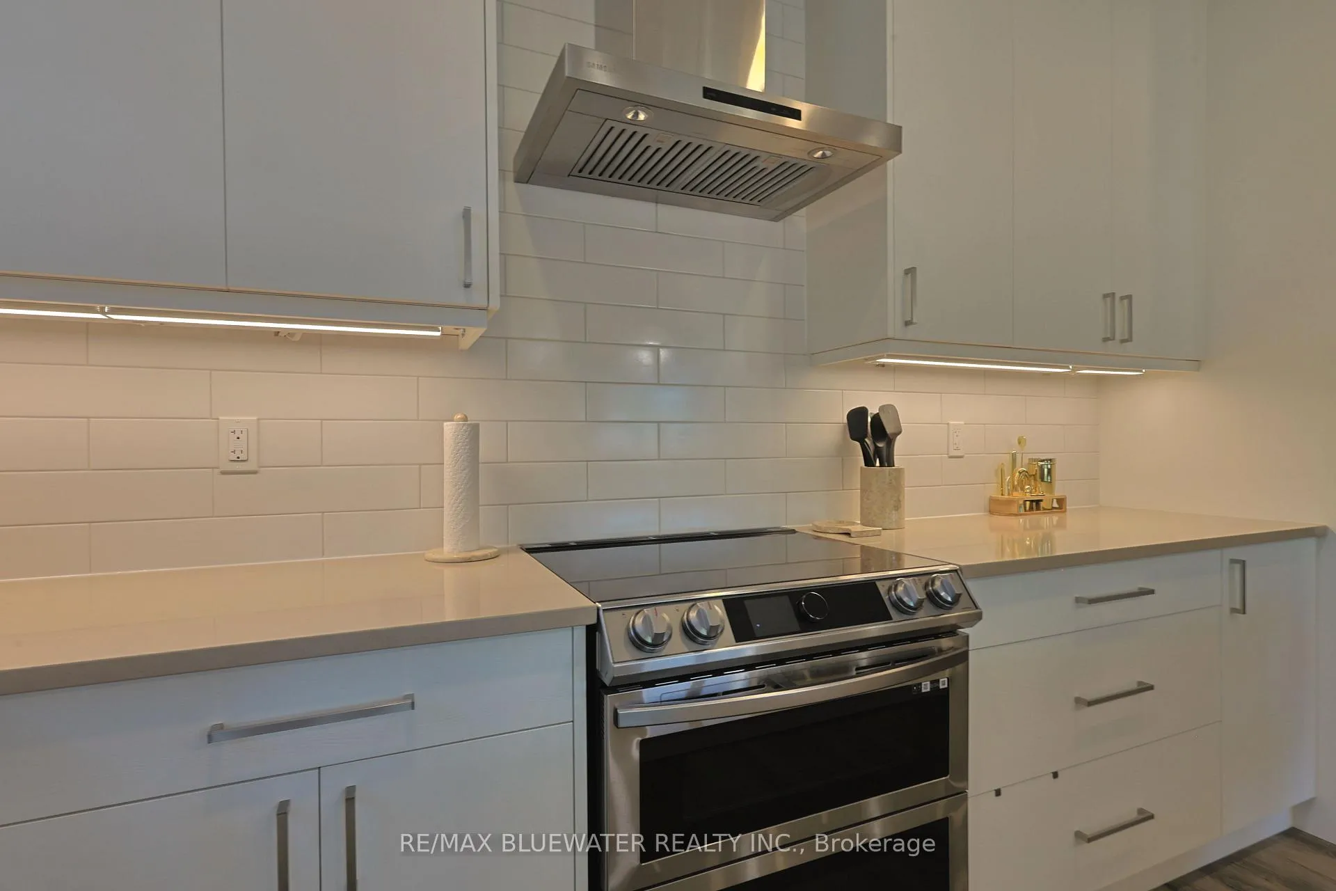 Photo 14 of 190 Broad Street, North Middlesex, Parkhill — HOMEH