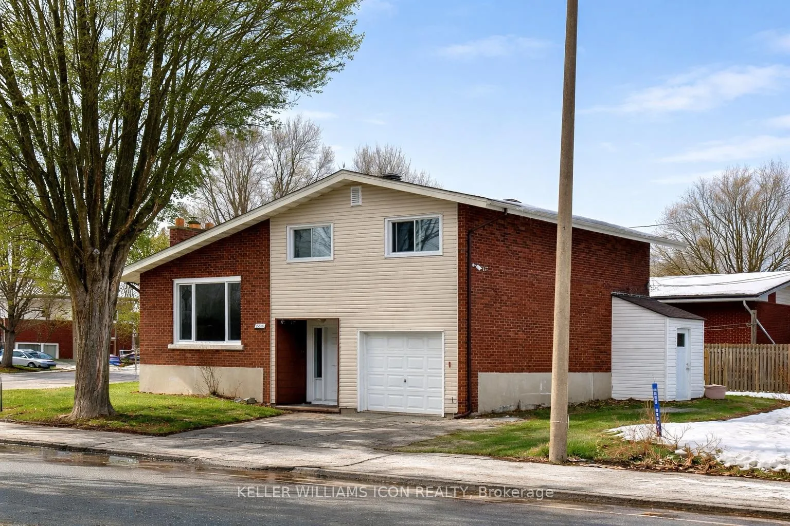 Photo 2 of Unit B, 2206 Navaho Drive, Ottawa, Bel Air Heights — HOMEH