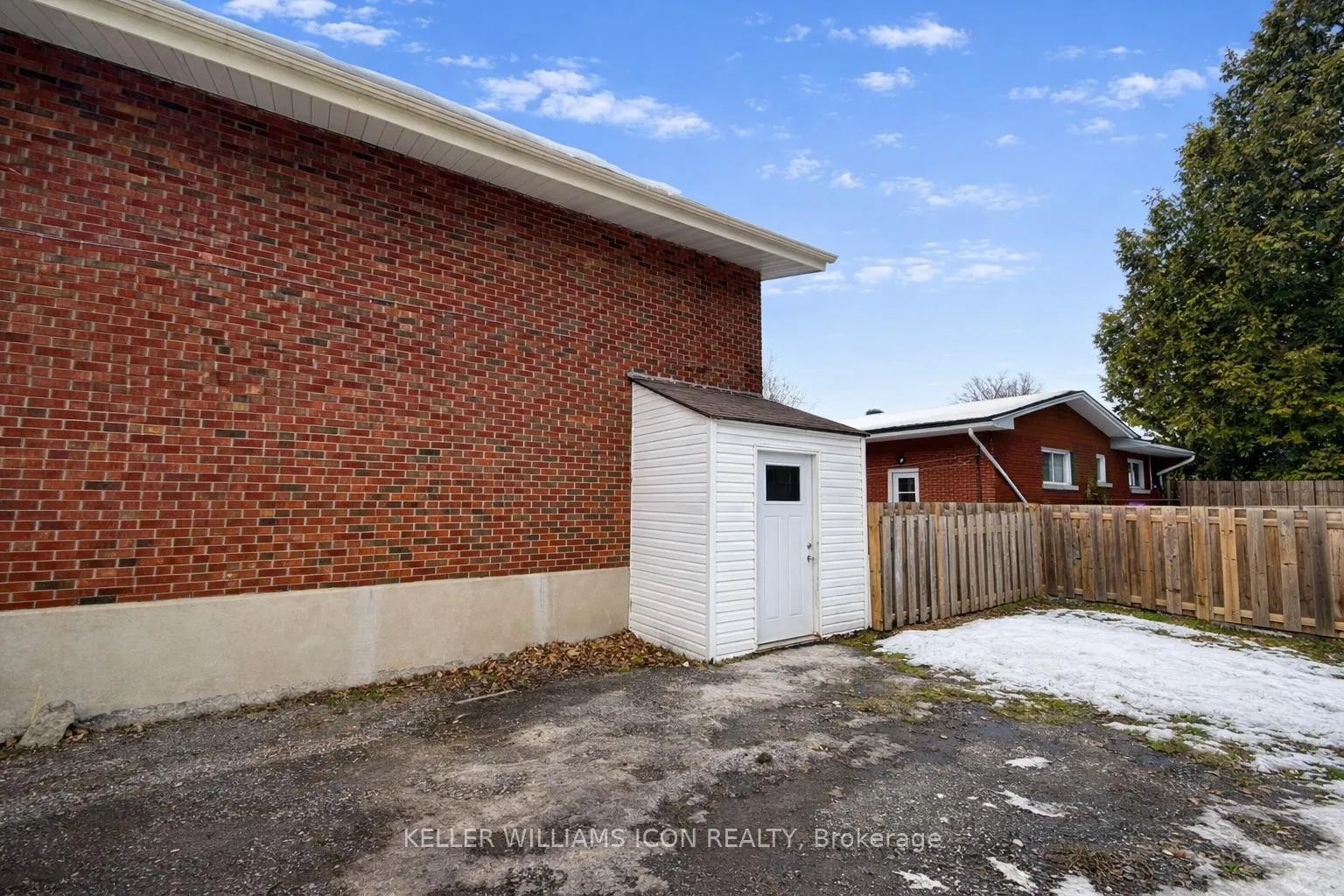 Photo 3 of Unit B, 2206 Navaho Drive, Ottawa, Bel Air Heights — HOMEH
