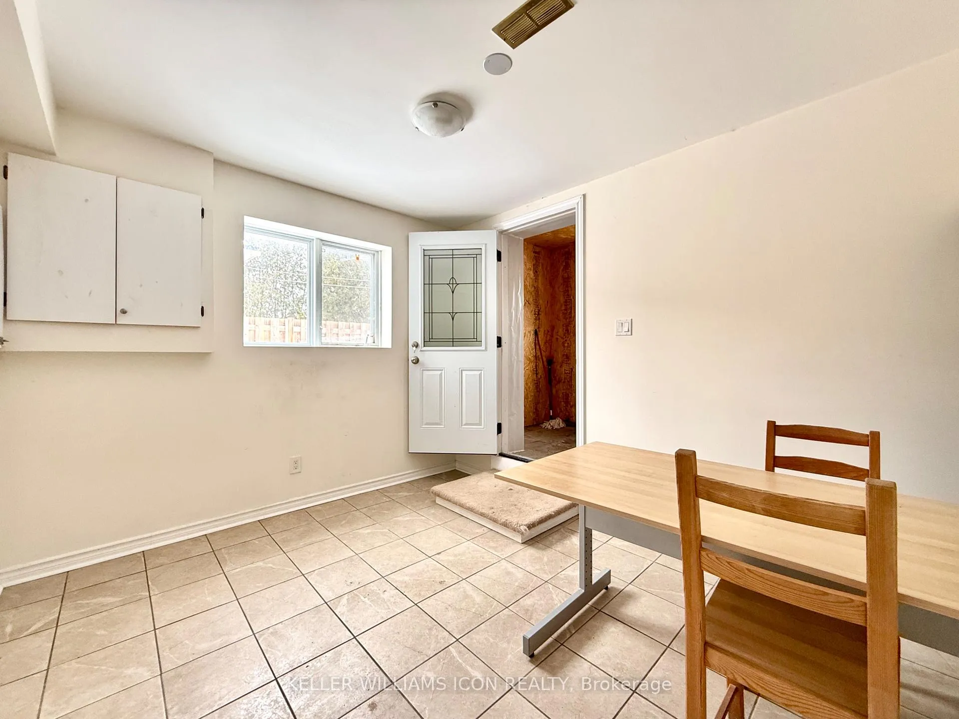 Photo 7 of Unit B, 2206 Navaho Drive, Ottawa, Bel Air Heights — HOMEH