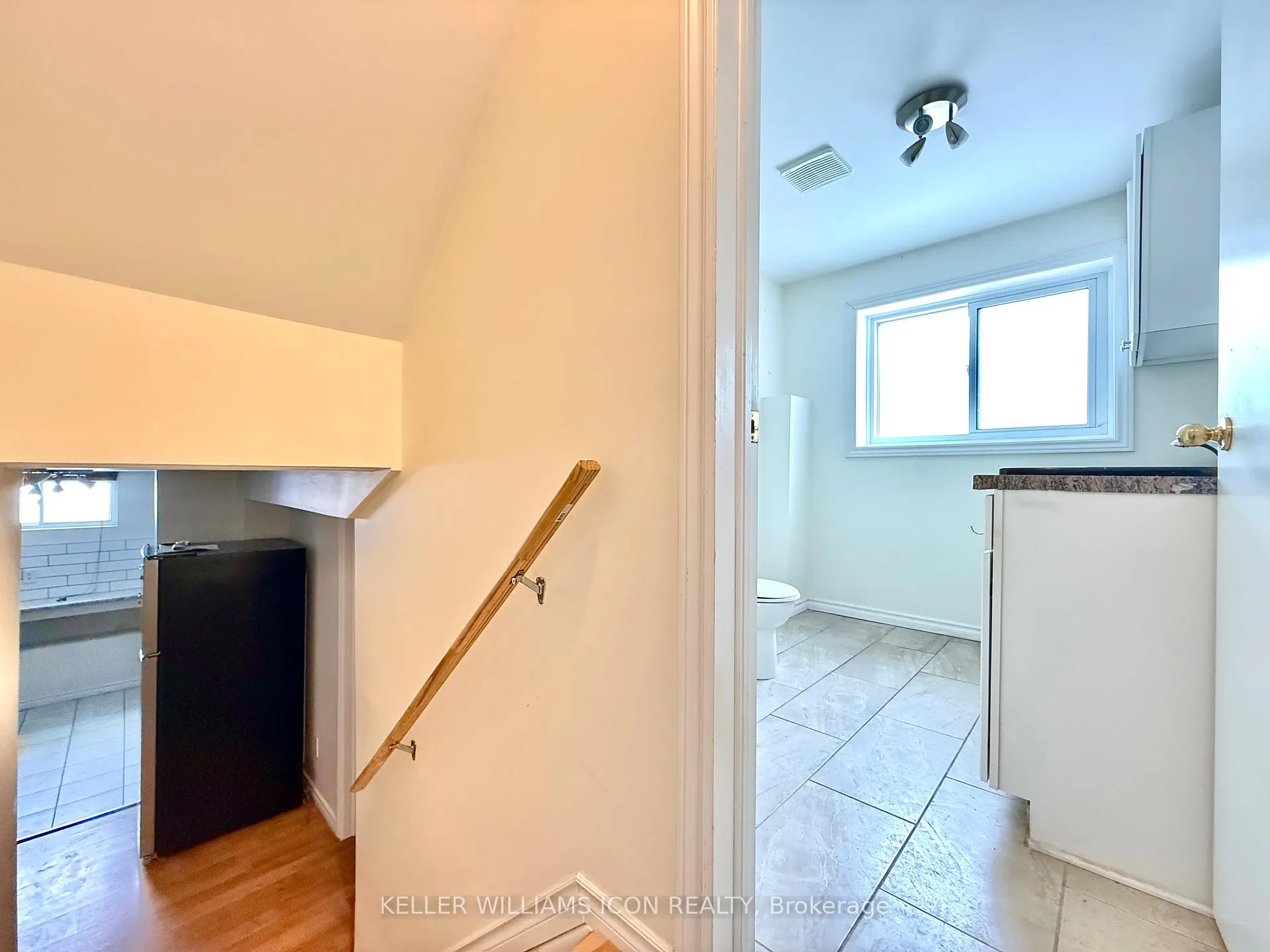Photo 8 of Unit B, 2206 Navaho Drive, Ottawa, Bel Air Heights — HOMEH