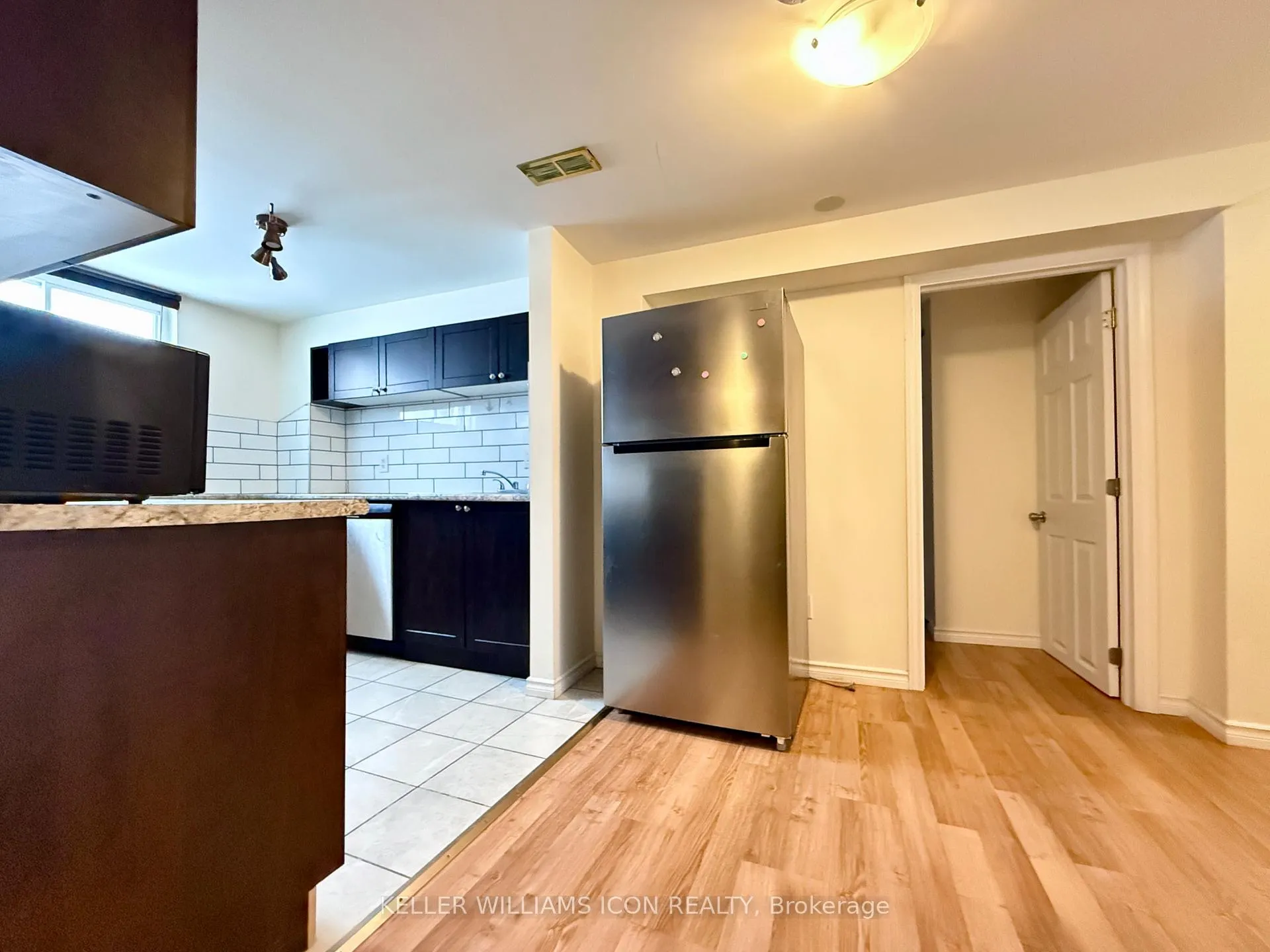 Photo 11 of Unit B, 2206 Navaho Drive, Ottawa, Bel Air Heights — HOMEH