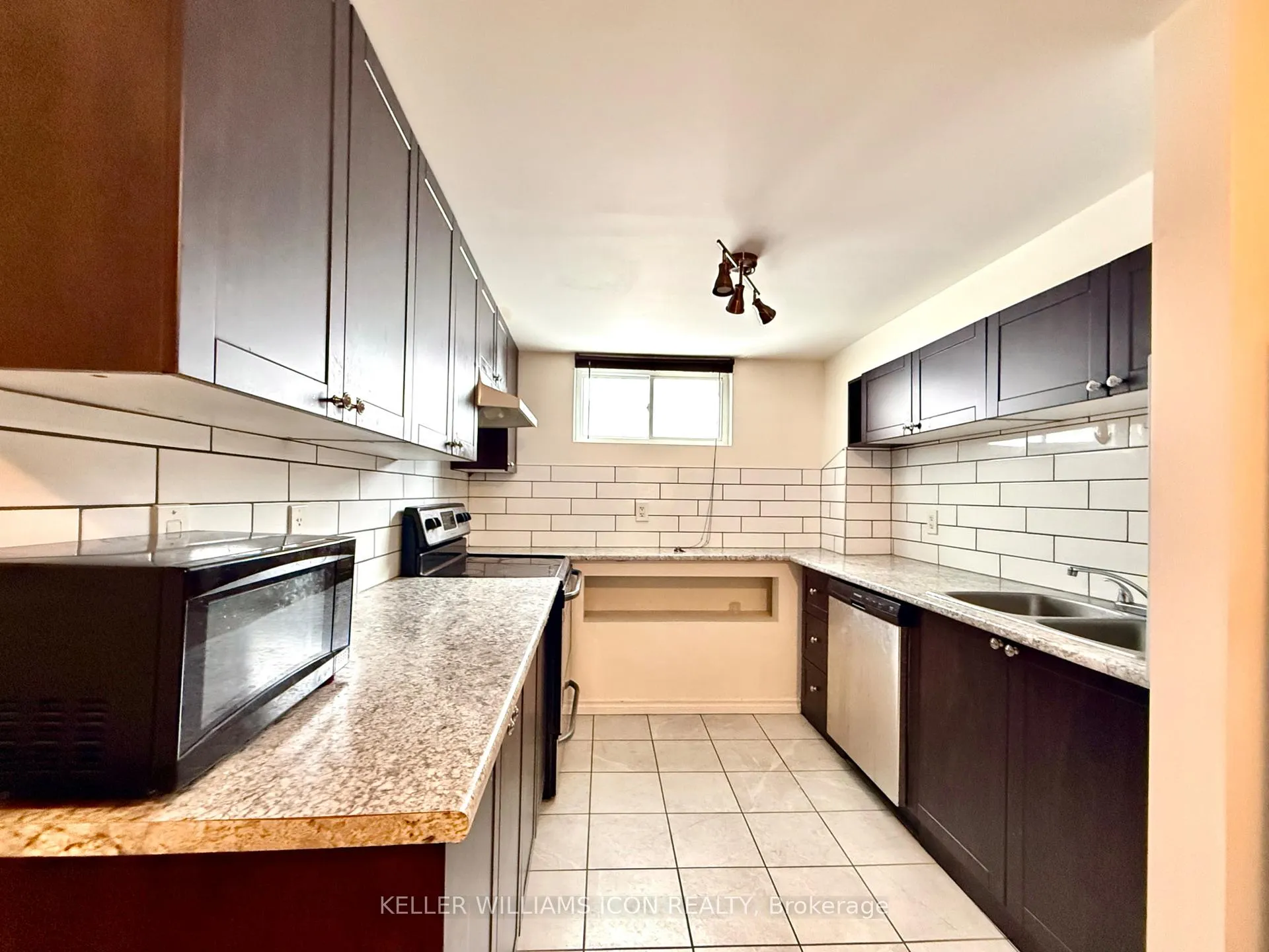 Photo 13 of Unit B, 2206 Navaho Drive, Ottawa, Bel Air Heights — HOMEH