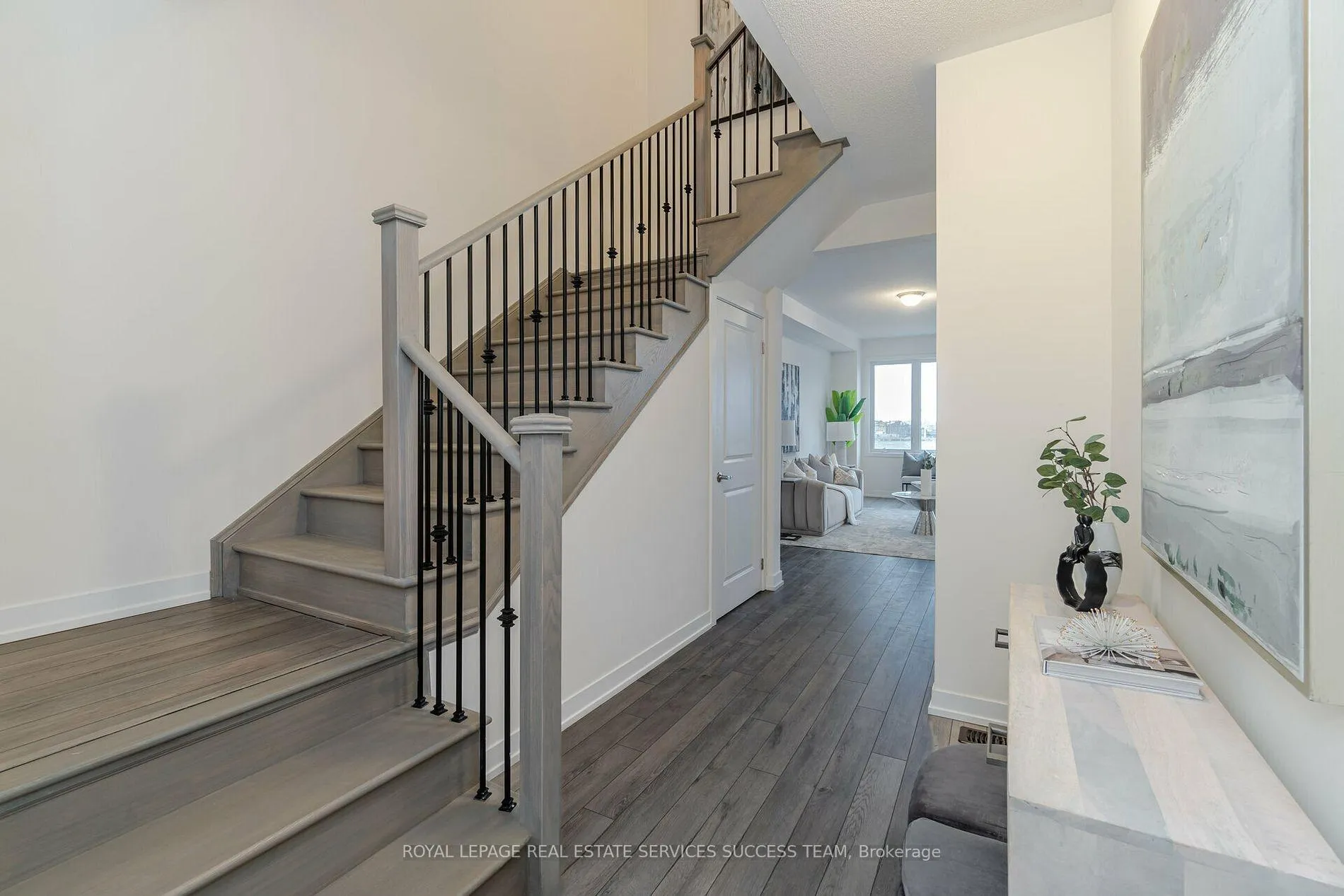 Photo 2 of 1496 Rose Way, Milton, Cobban — HOMEH