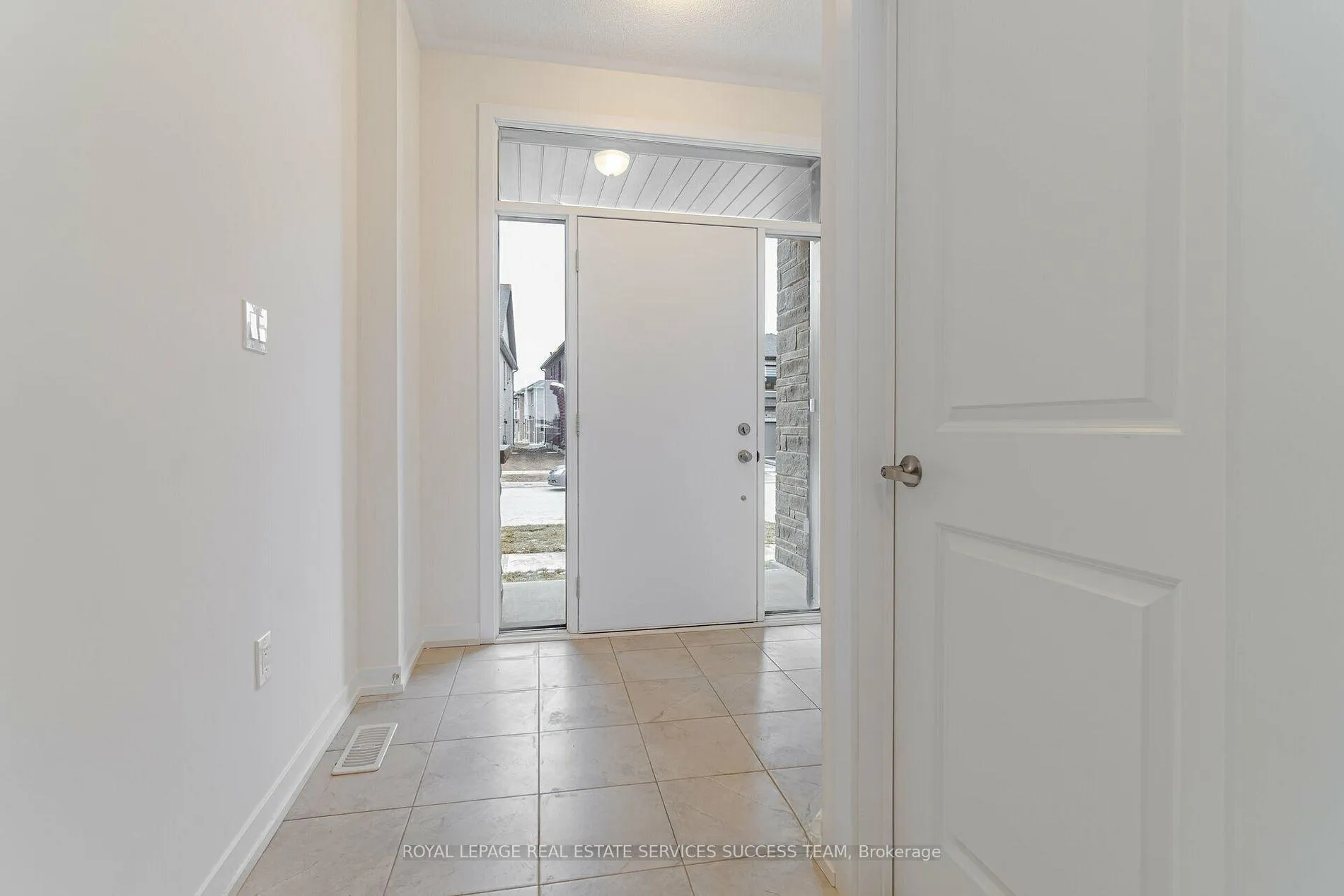 Photo 3 of 1496 Rose Way, Milton, Cobban — HOMEH