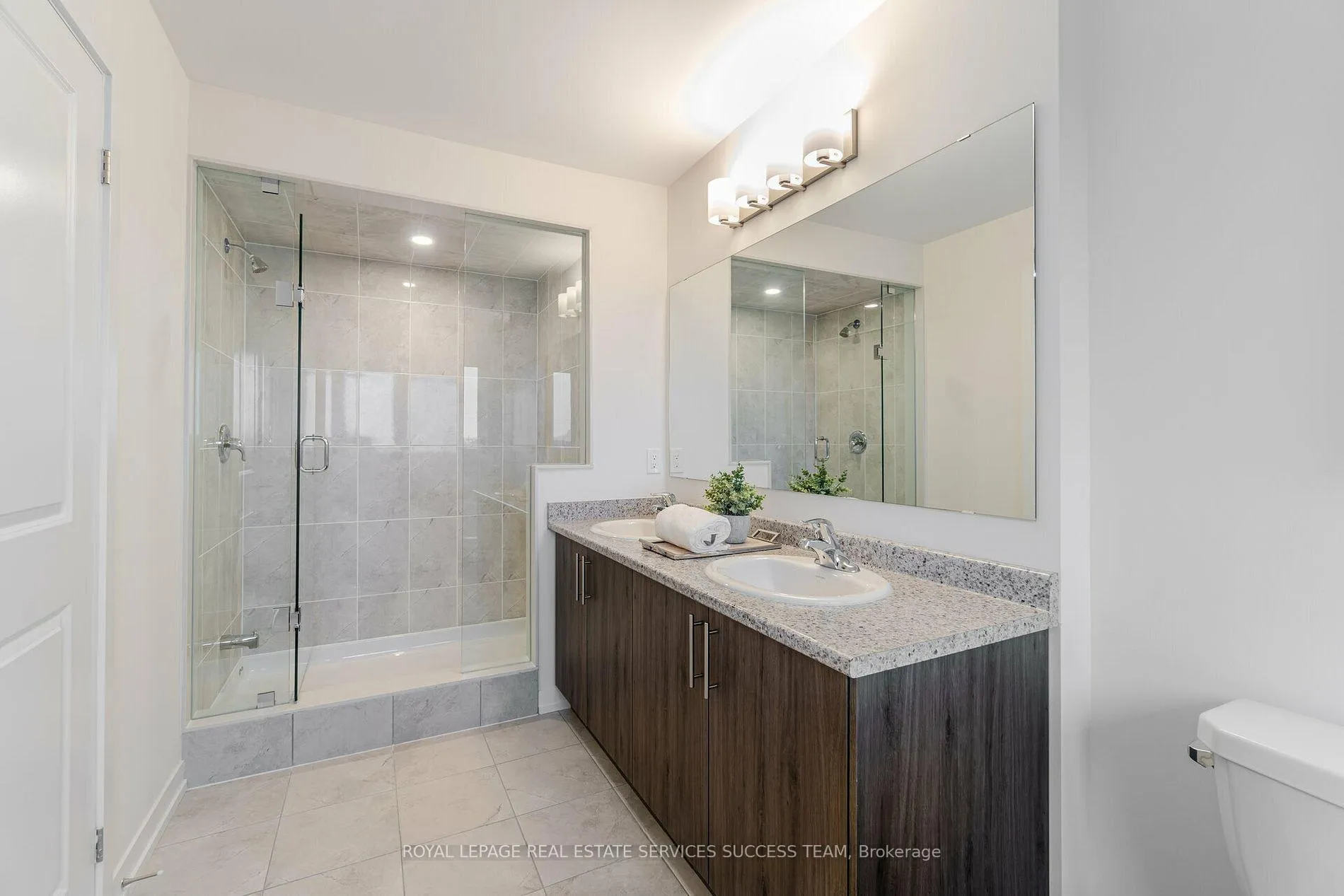 Photo 12 of 1496 Rose Way, Milton, Cobban — HOMEH
