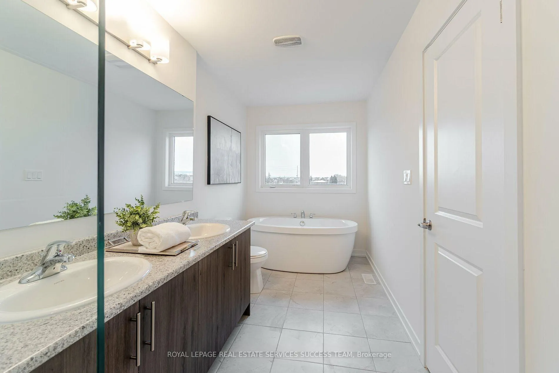 Photo 13 of 1496 Rose Way, Milton, Cobban — HOMEH