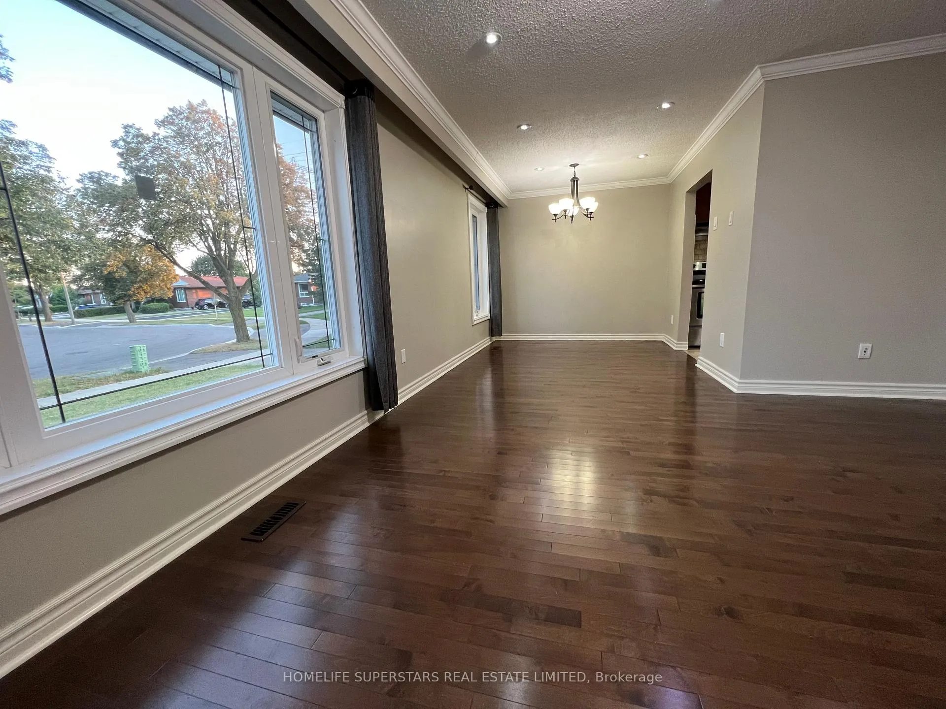 Photo 6 of Unit ( Upper ), 131 Alicewood Court, Etobicoke, West Humber-Clairville — HOMEH