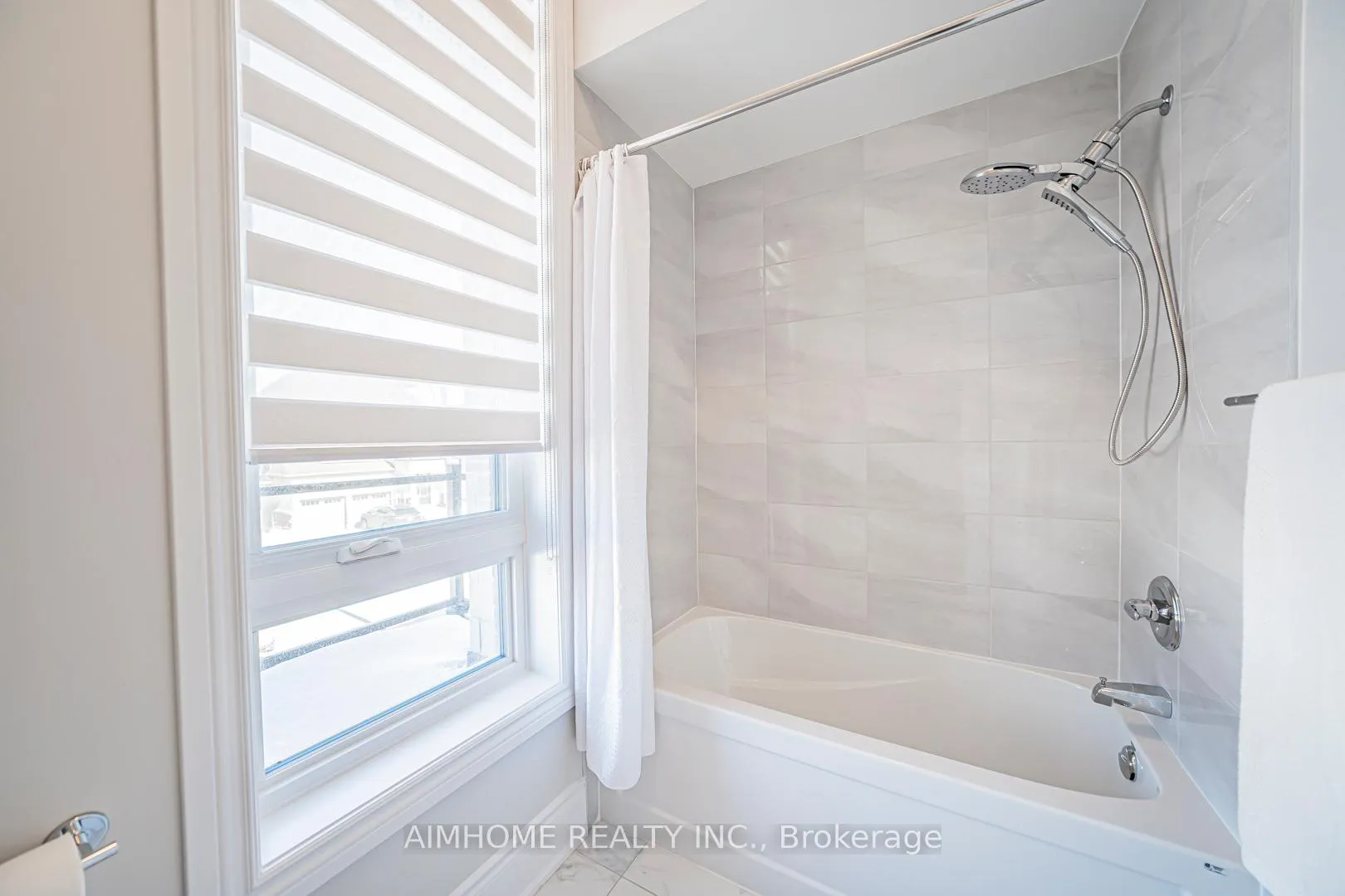 Photo 12 of 17 Meizhou Avenue, Markham, Angus Glen — HOMEH