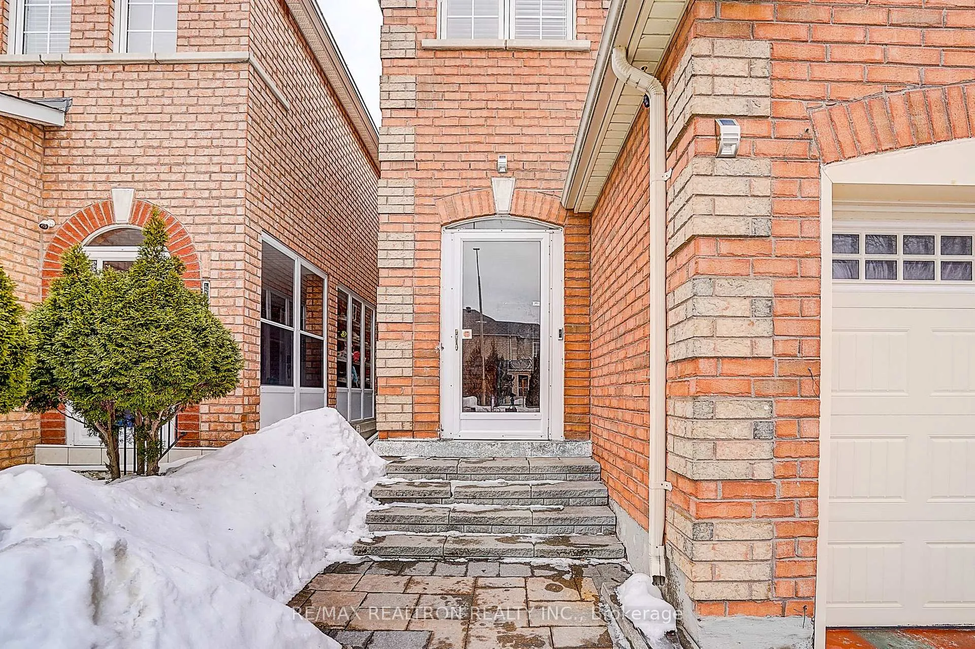 Photo 2 of 11 Stella Drive, Markham, Middlefield — HOMEH