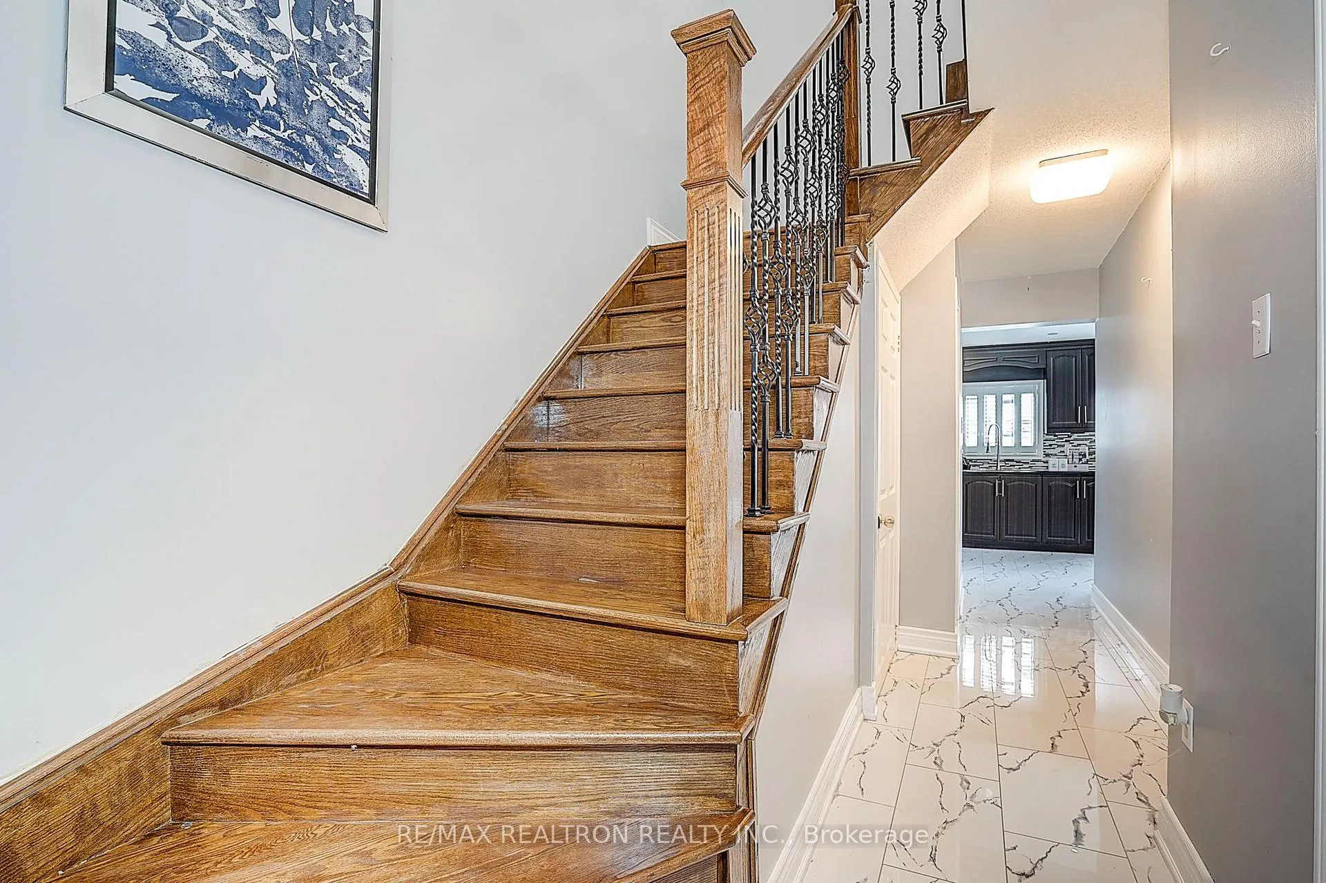 Photo 4 of 11 Stella Drive, Markham, Middlefield — HOMEH