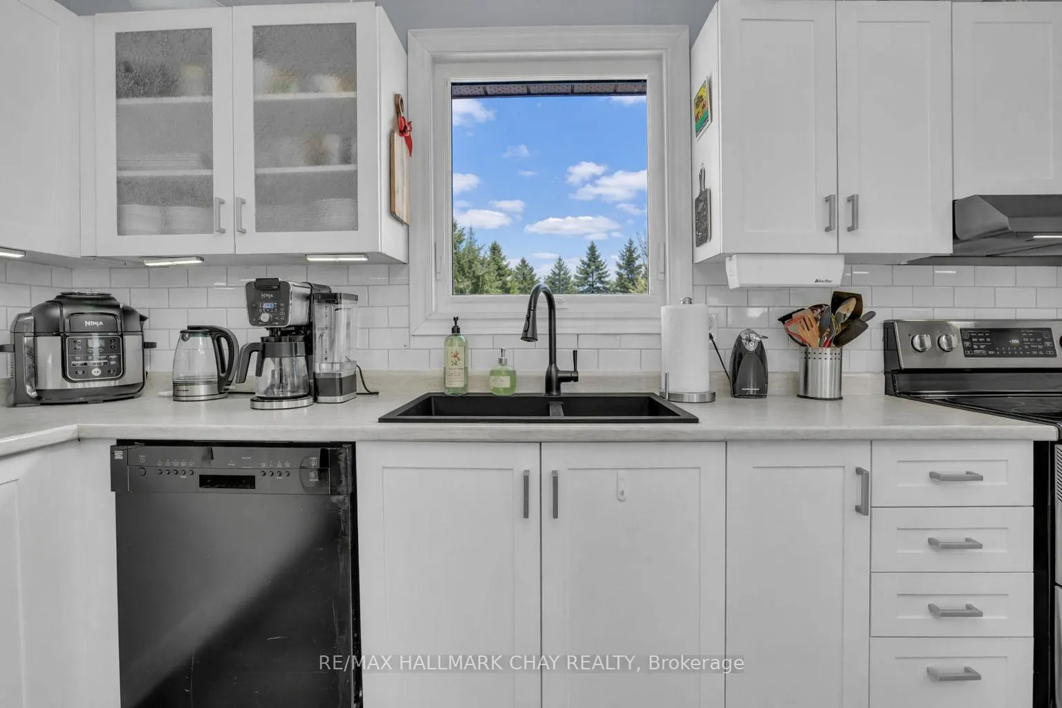 Photo 10 of 8 St Patricks Drive, Springwater, Phelpston — HOMEH