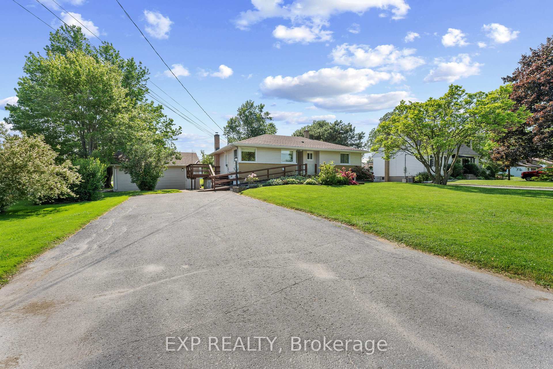 Photo 2 of 450 Coronation Boulevard, Loyalist, Amherstview — HOMEH