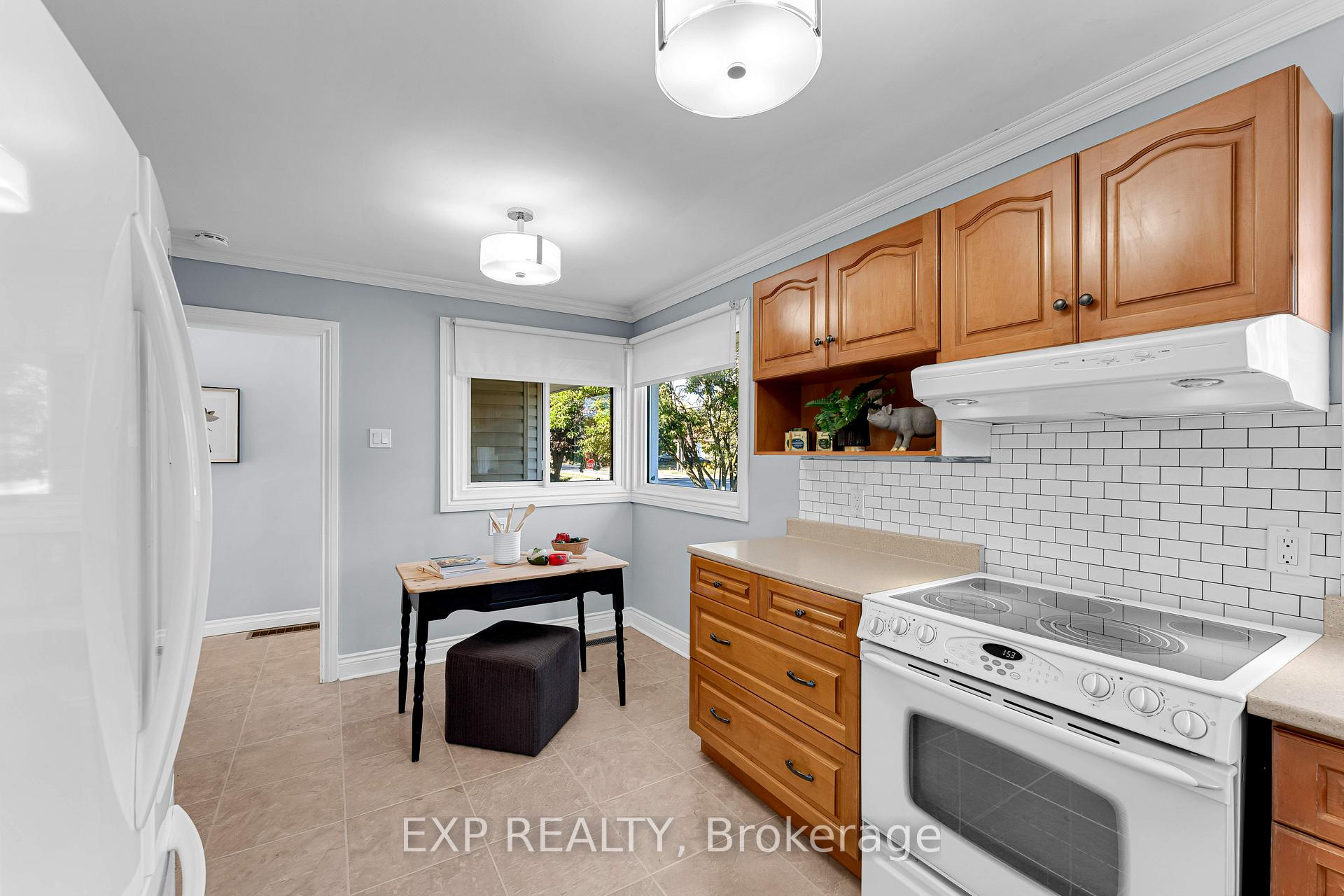 Photo 14 of 450 Coronation Boulevard, Loyalist, Amherstview — HOMEH