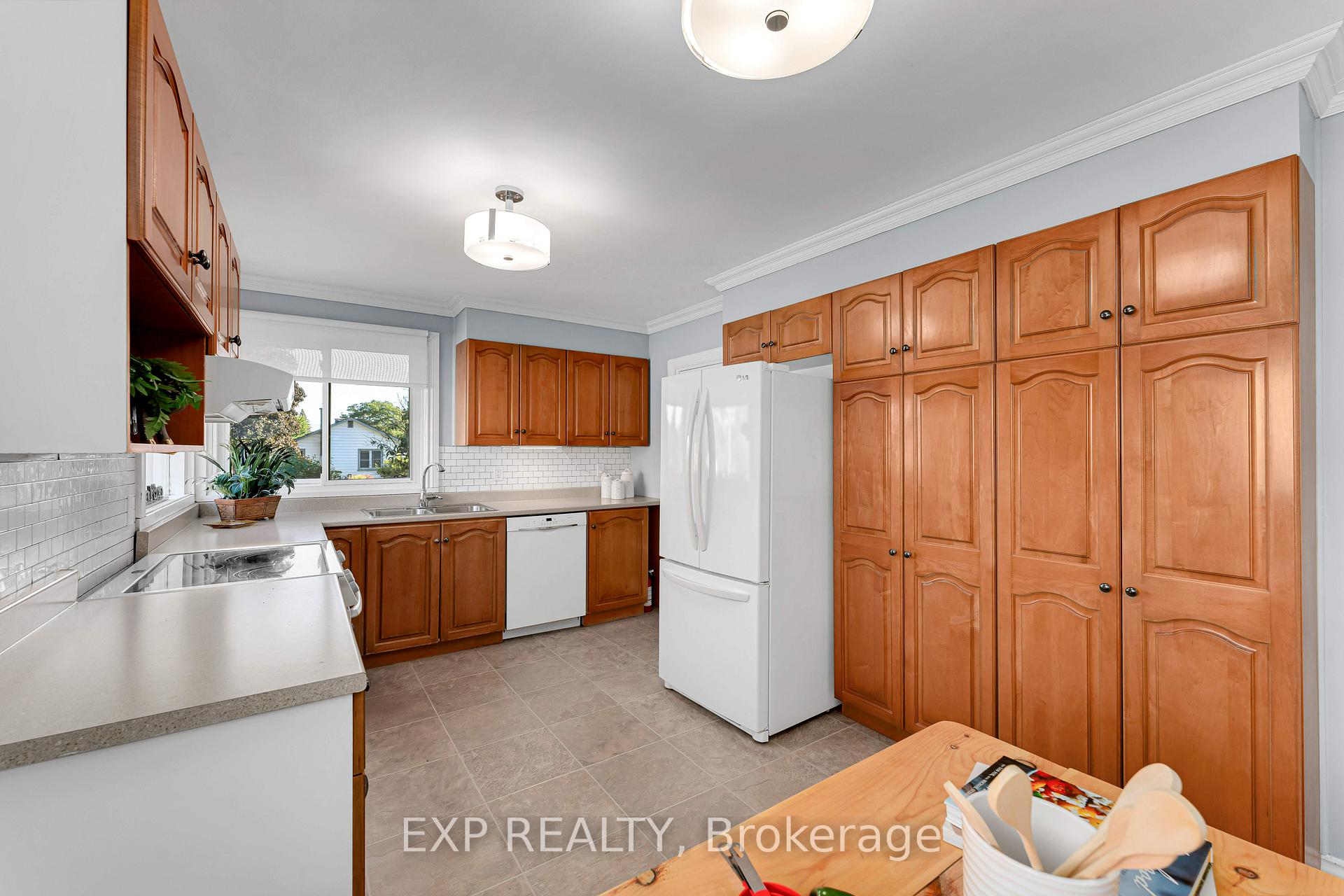 Photo 16 of 450 Coronation Boulevard, Loyalist, Amherstview — HOMEH
