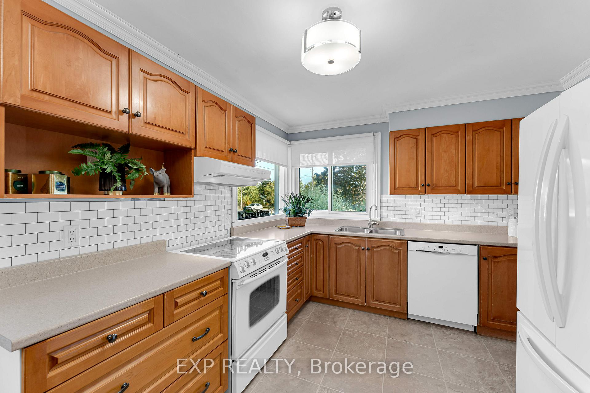 Photo 17 of 450 Coronation Boulevard, Loyalist, Amherstview — HOMEH