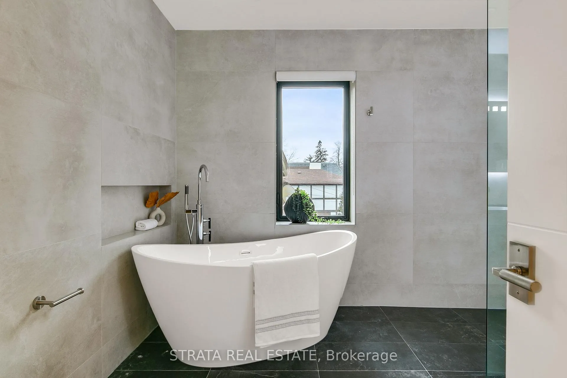 Photo 31 of 354 Cleveland Street, Toronto, Mount Pleasant East — HOMEH