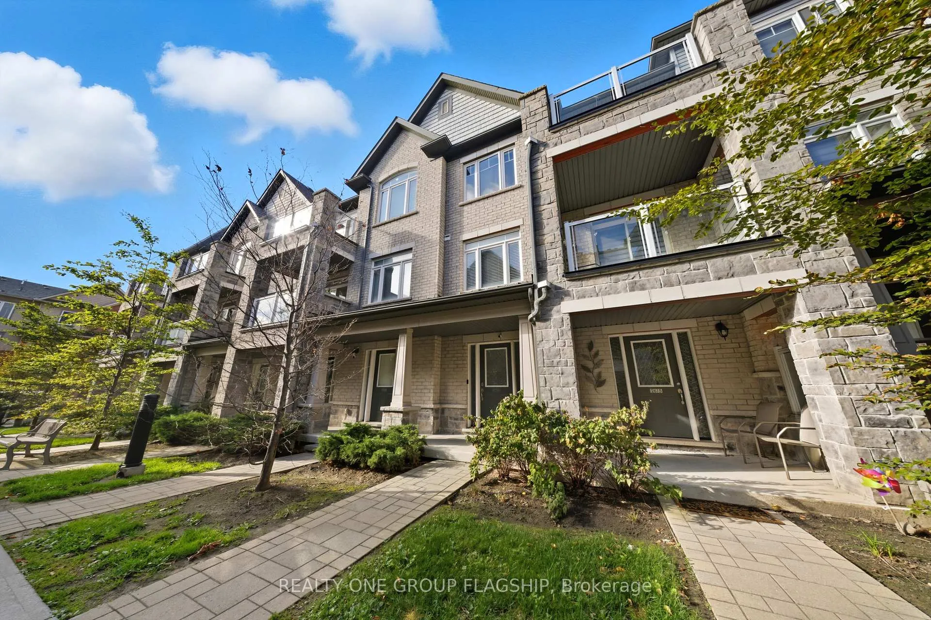 Photo 2 of 2613 Garrison Crossing, Pickering, Duffin Heights — HOMEH