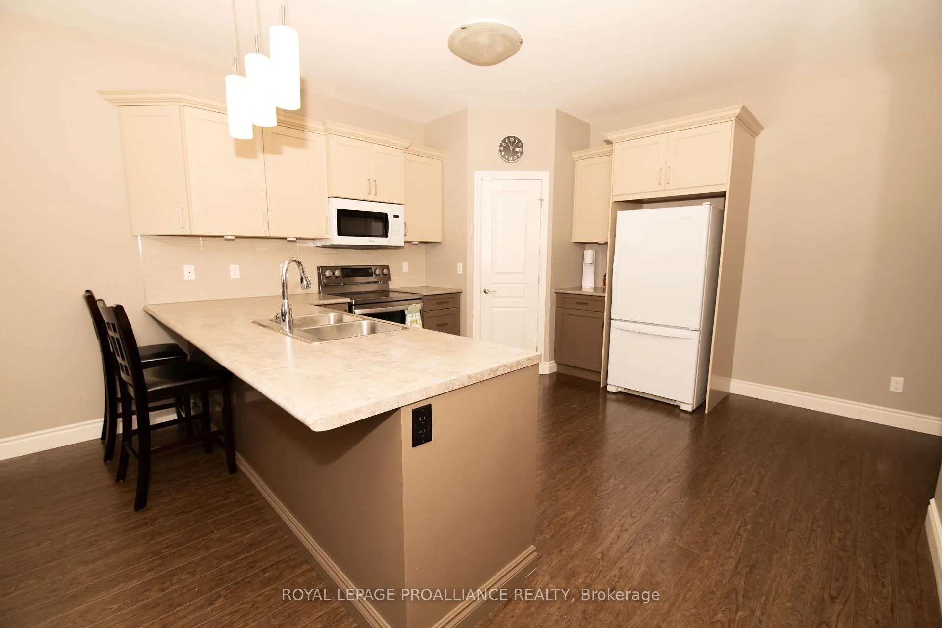 Photo 5 of 22 Walnut Crescent, Belleville, Thurlow Ward — HOMEH