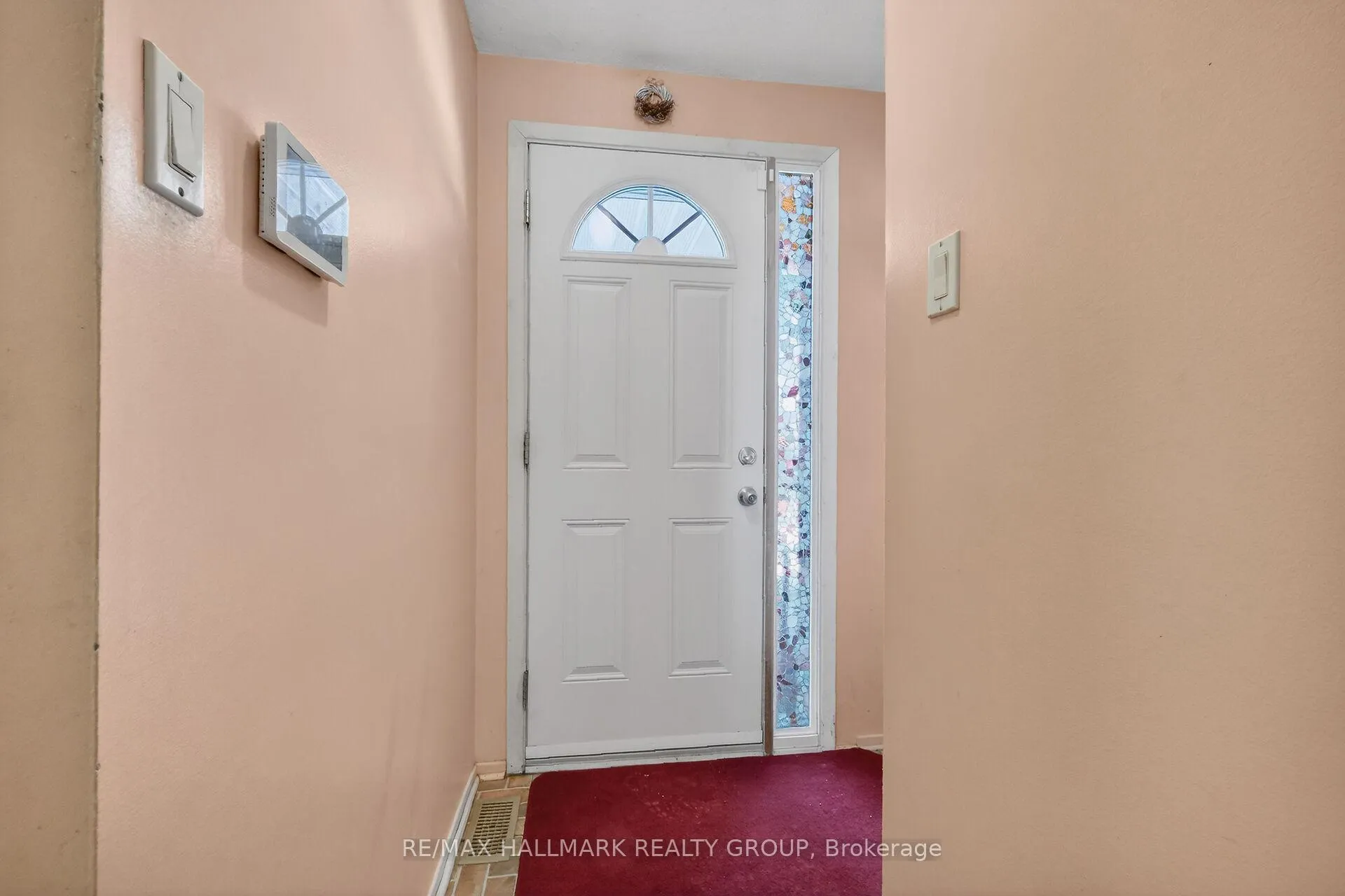 Photo 3 of Unit D, 116 Valley Stream Drive, Ottawa, Leslie Park — HOMEH